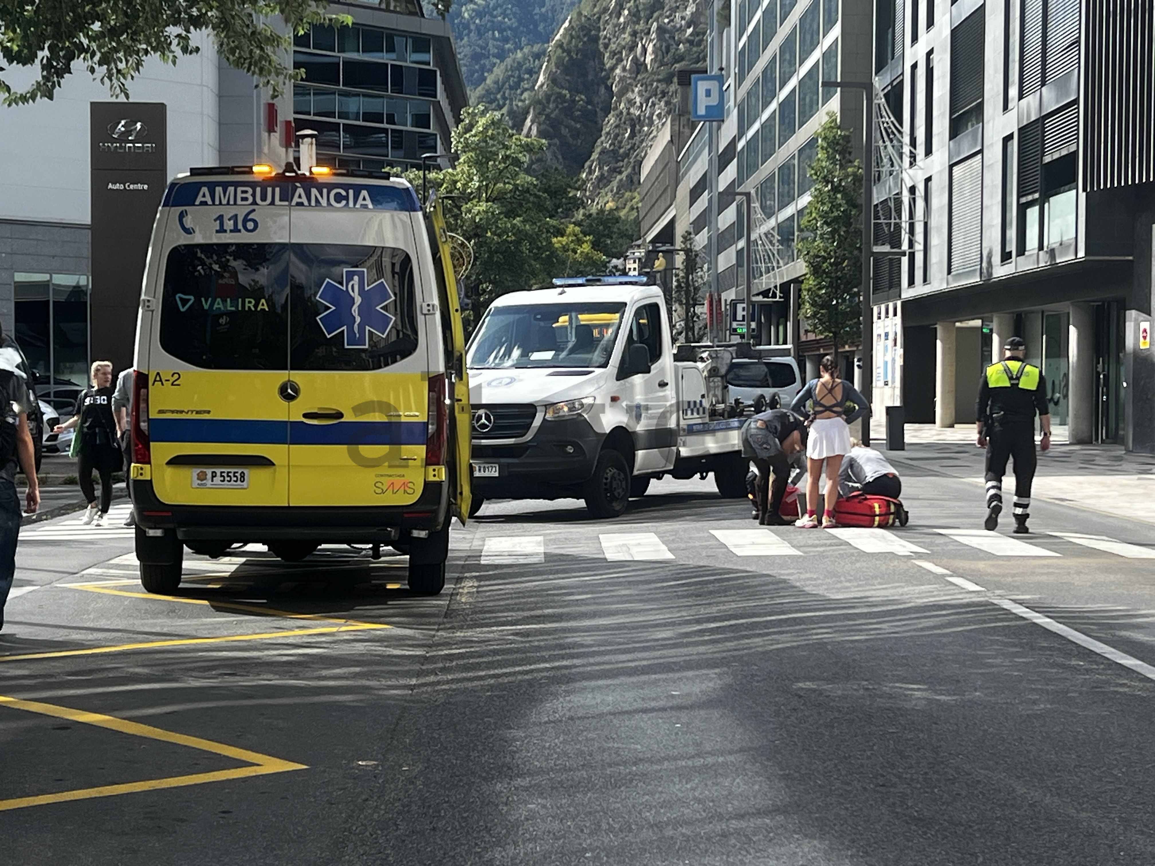 Agents de circulació, sanitaris i ciutadans atenent la ferida.
