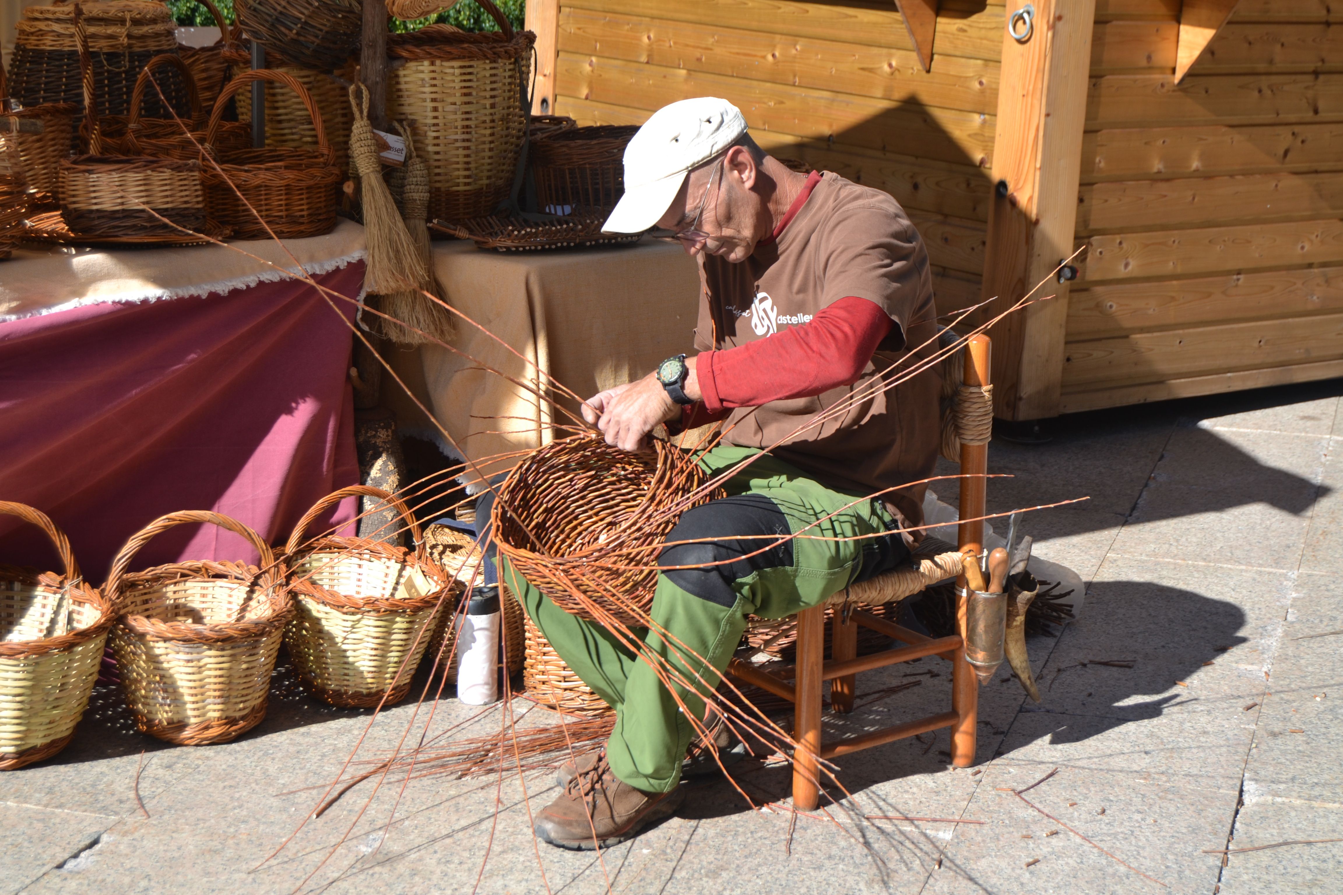 Fent cistelles amb cal Cabasset. Fent cistelles amb cal Cabasset.