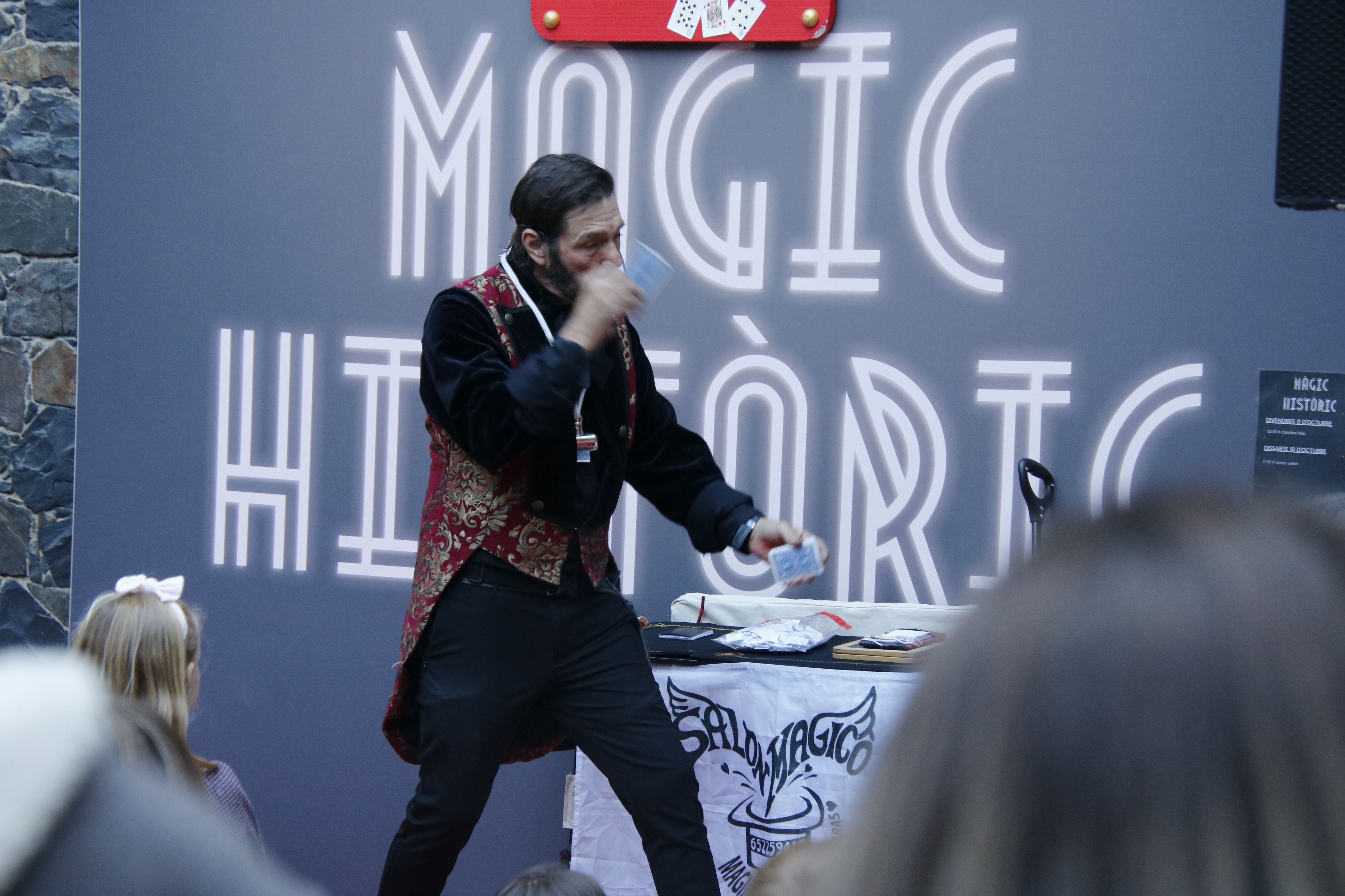 Un moment de l'espectacle d'Aima i Julian al Màgic històric 2026 Un moment de l'espectacle d'Aima i Julian al Màgic històric 2026
