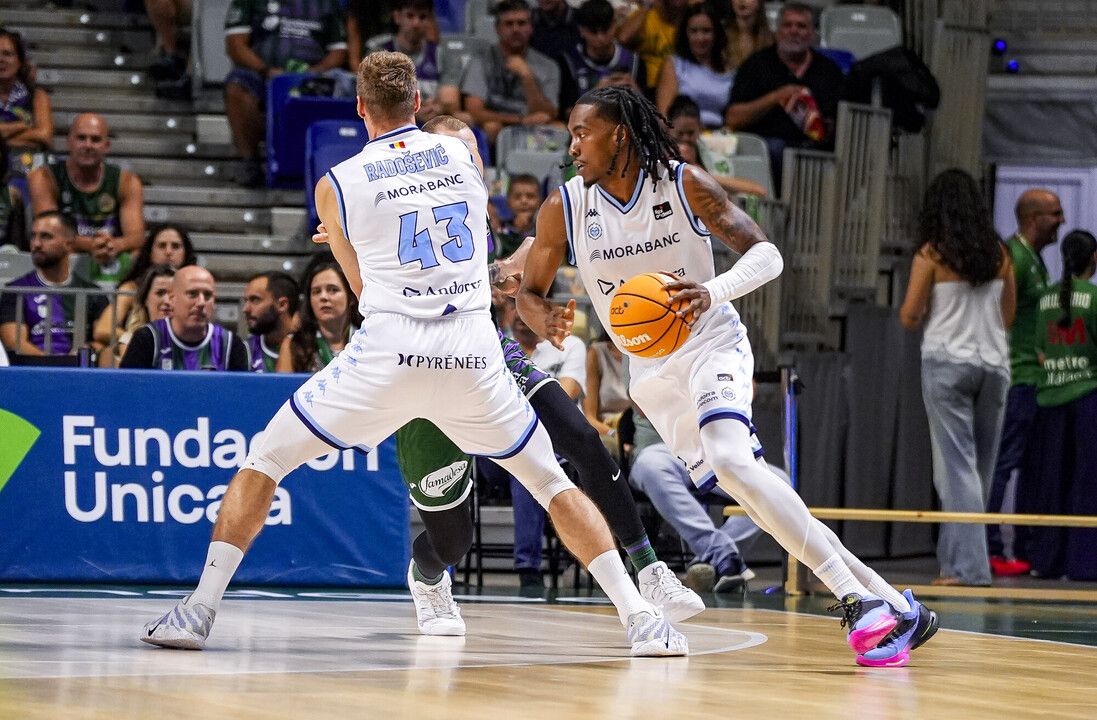 El nouvingut Wes Iwundu, titular al cinc inicial de Zan Tabak. La portaveu del Sindicat, Rebeca Bonache.
