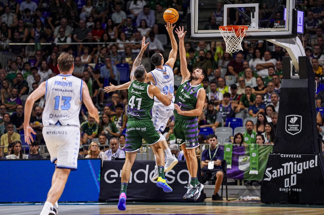 Kuric entrant a cistella davant l'oposició de l'Unicaja. La portaveu del Sindicat, Rebeca Bonache.