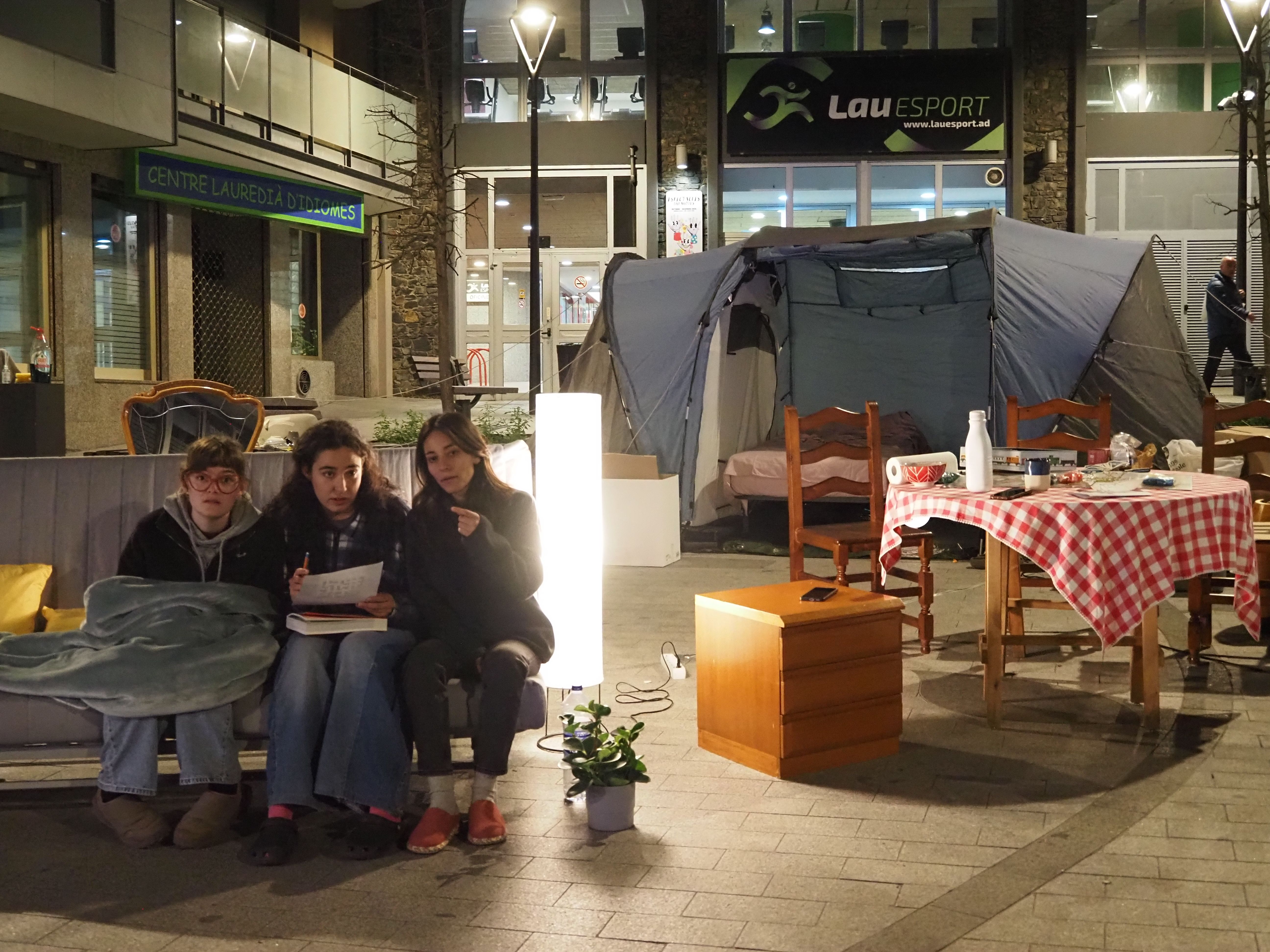 Les tres noies fent els mots encreuats amb el suport del públic. Les tres noies fent els mots encreuats amb el suport del públic.