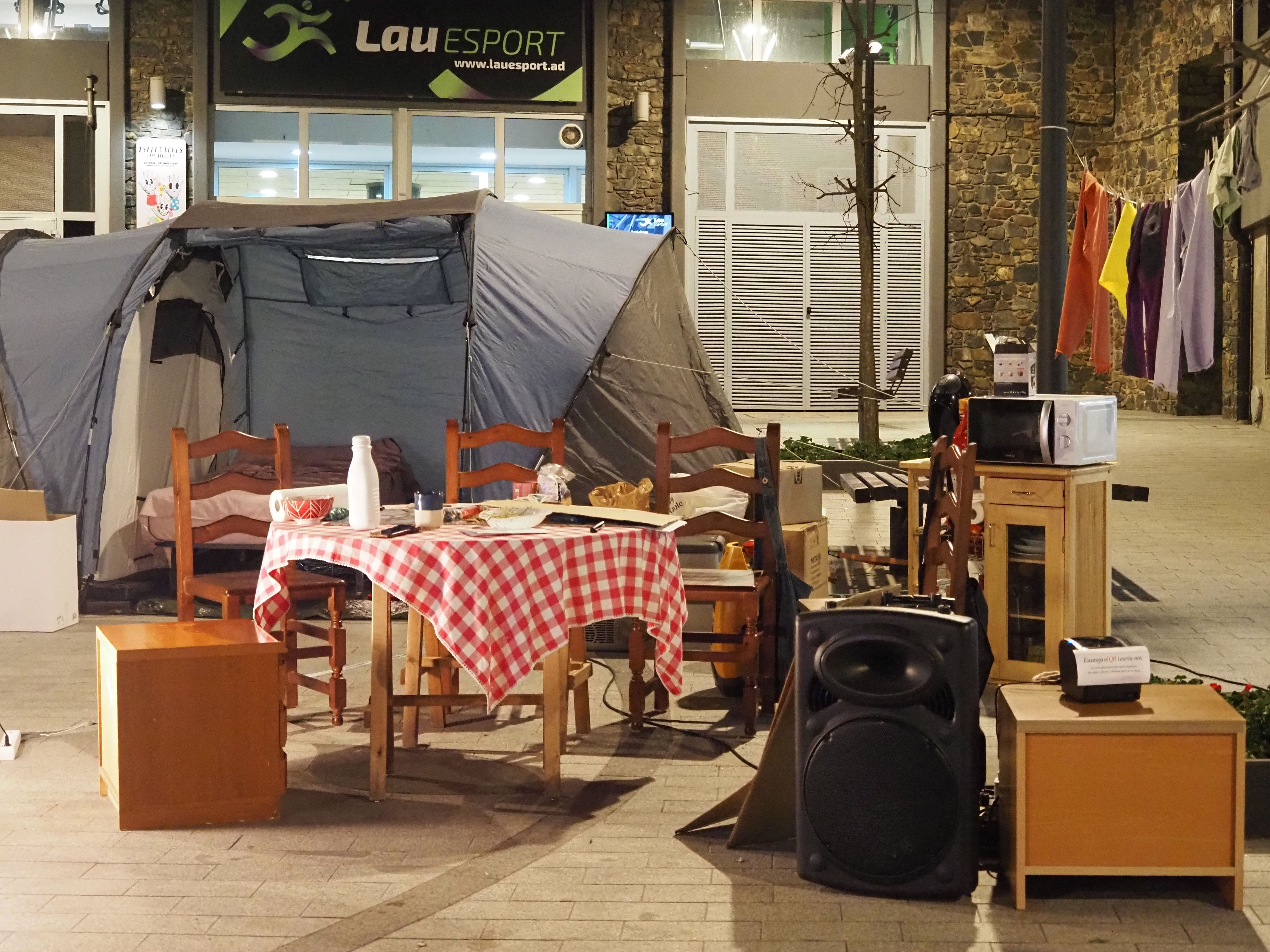 El 'pis' muntat a la plaça Calonge-Sant Antoni. El 'pis' muntat a la plaça Calonge-Sant Antoni.
