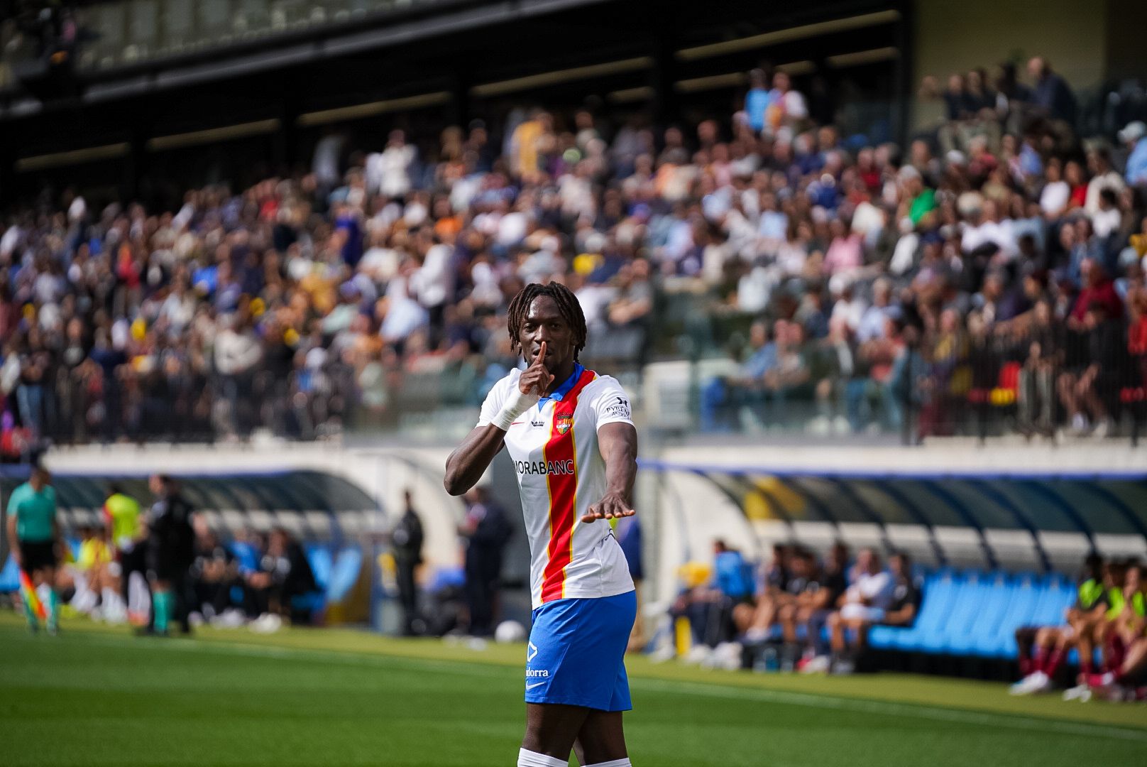 Moró Sidibé celebrant el seu primer gol al futbol professional. La portaveu del Sindicat, Rebeca Bonache.