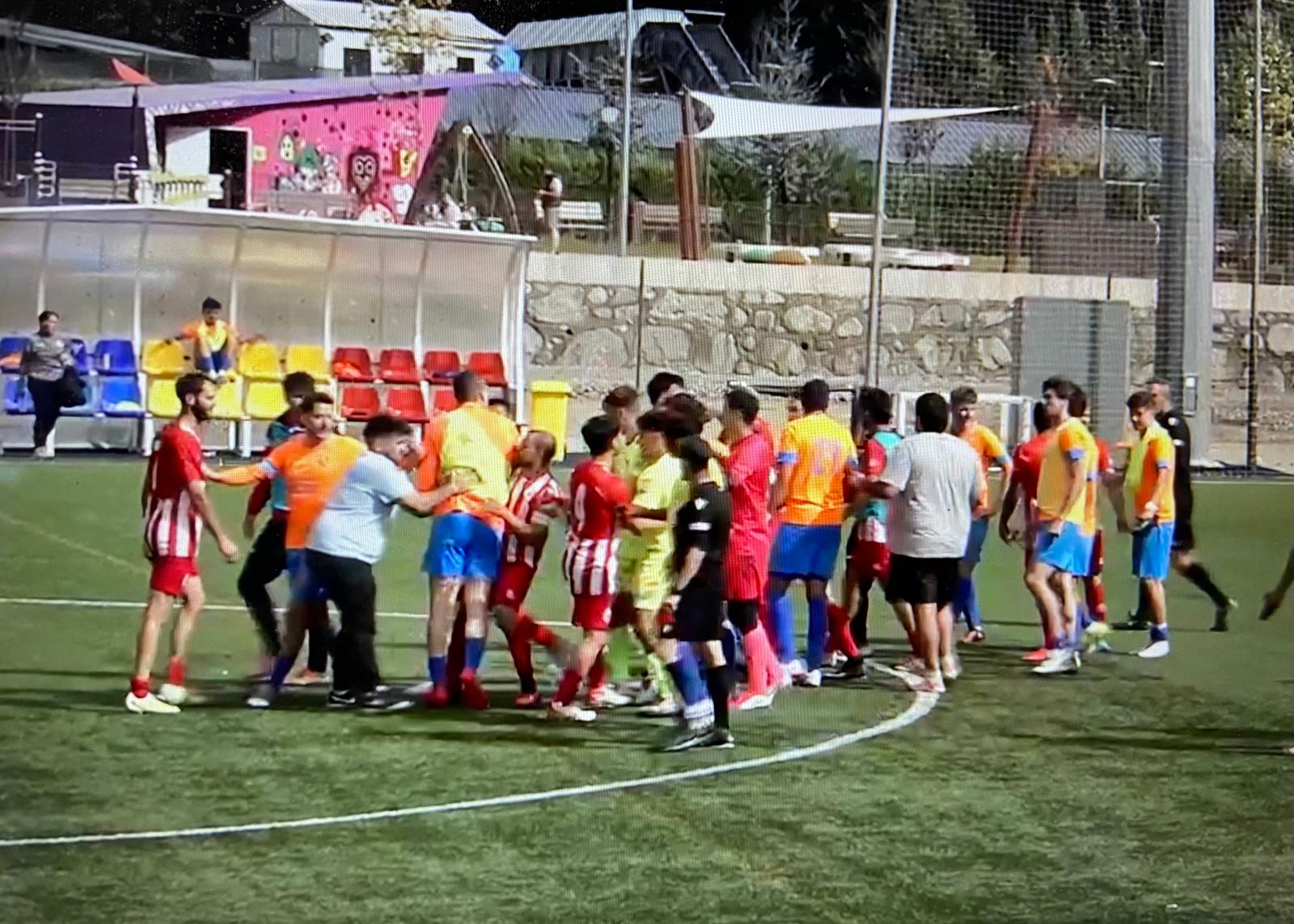 Els dos conjunts, durant la trifulga després del xiulet final a Borda Mateu. Els dos conjunts, durant la trifulga després del xiulet final a Borda Mateu.