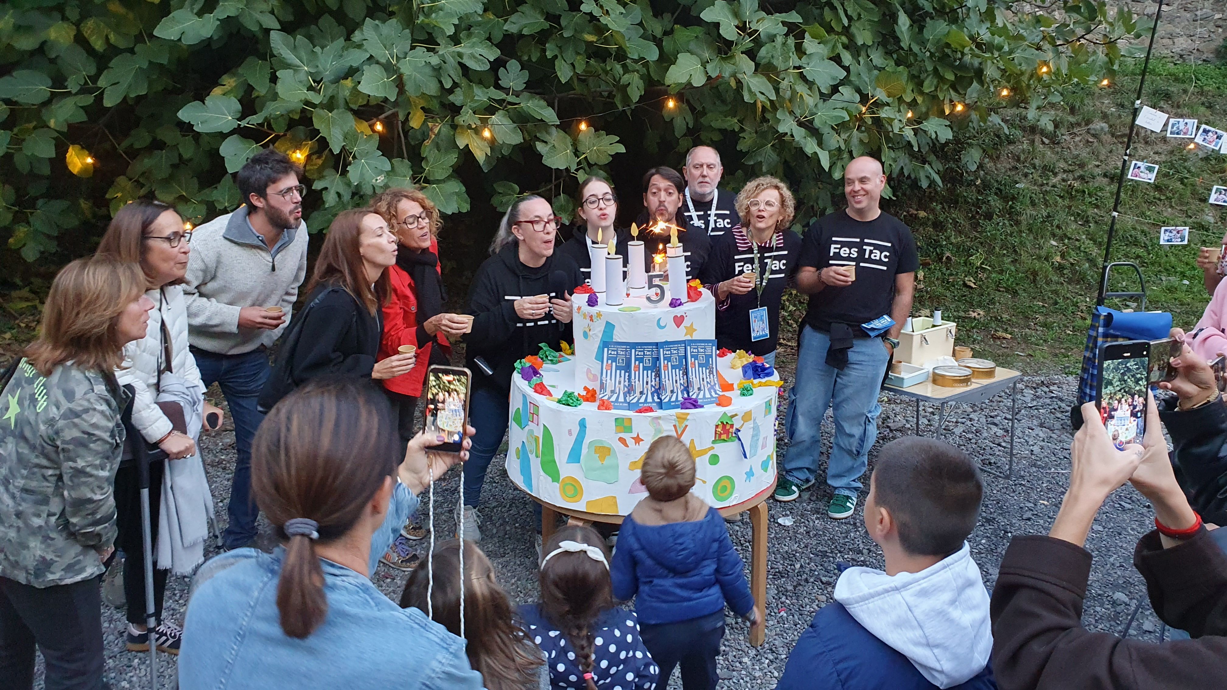 L'equip del FESTAC bufa les espelmes del pastís del cinquè aniversari.