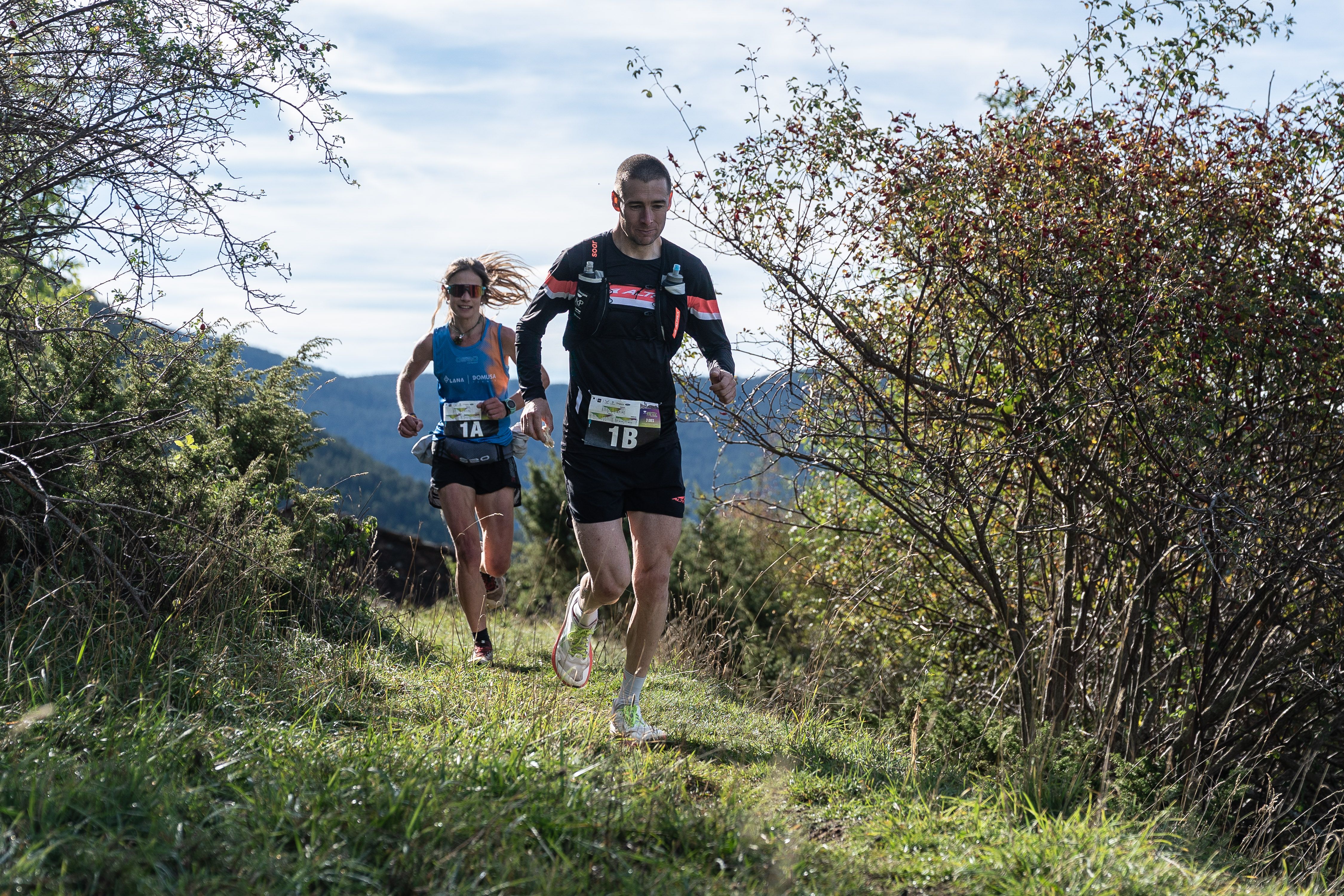 L'encampadà Samu Ponce i la seva parella durant la cursa, Irati Azkargorta. La portaveu del Sindicat, Rebeca Bonache.