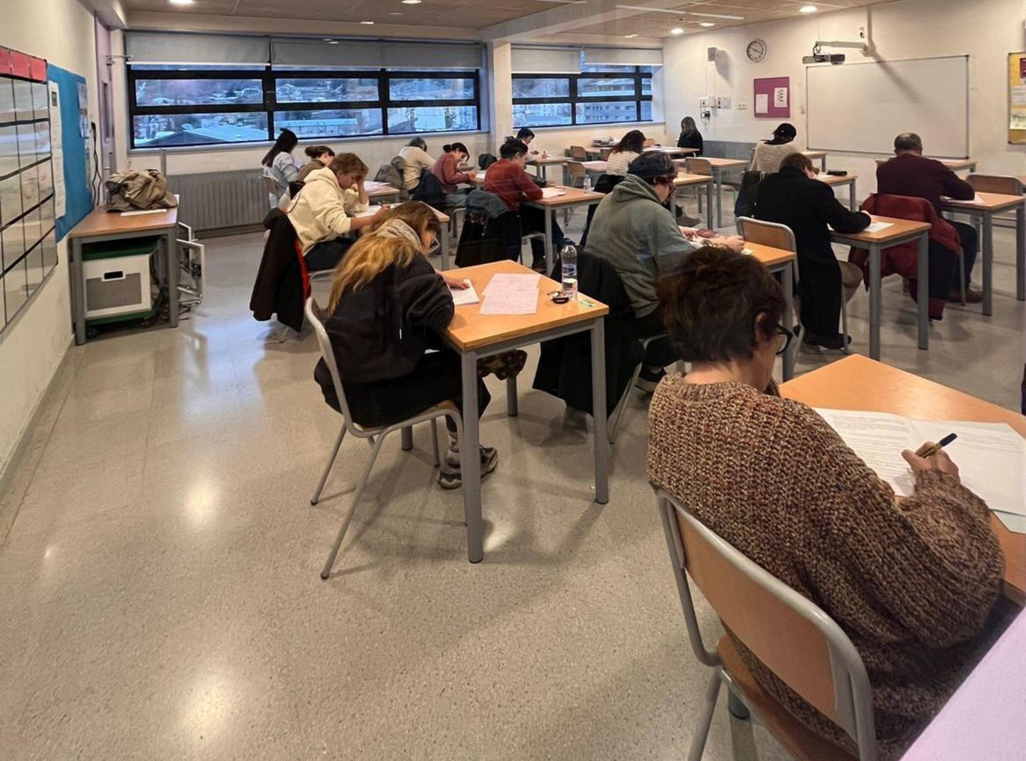 Examinants en unes proves de català a Sant Julià.