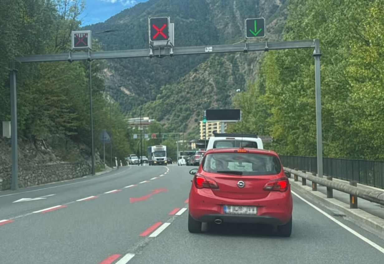 Trànsit a la recta de Santa Coloma.