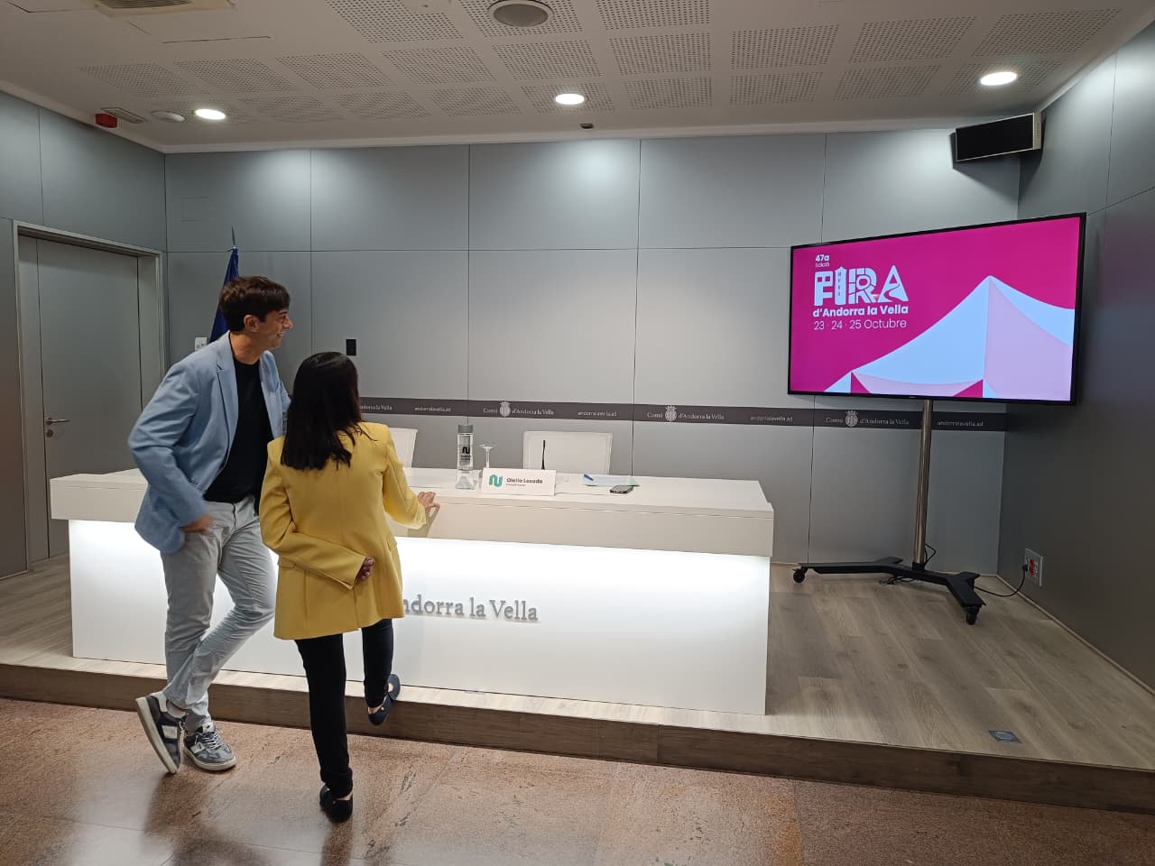 Els cònsols observant el cartell de la Fira d'Andorra la Vella d'aquest any.