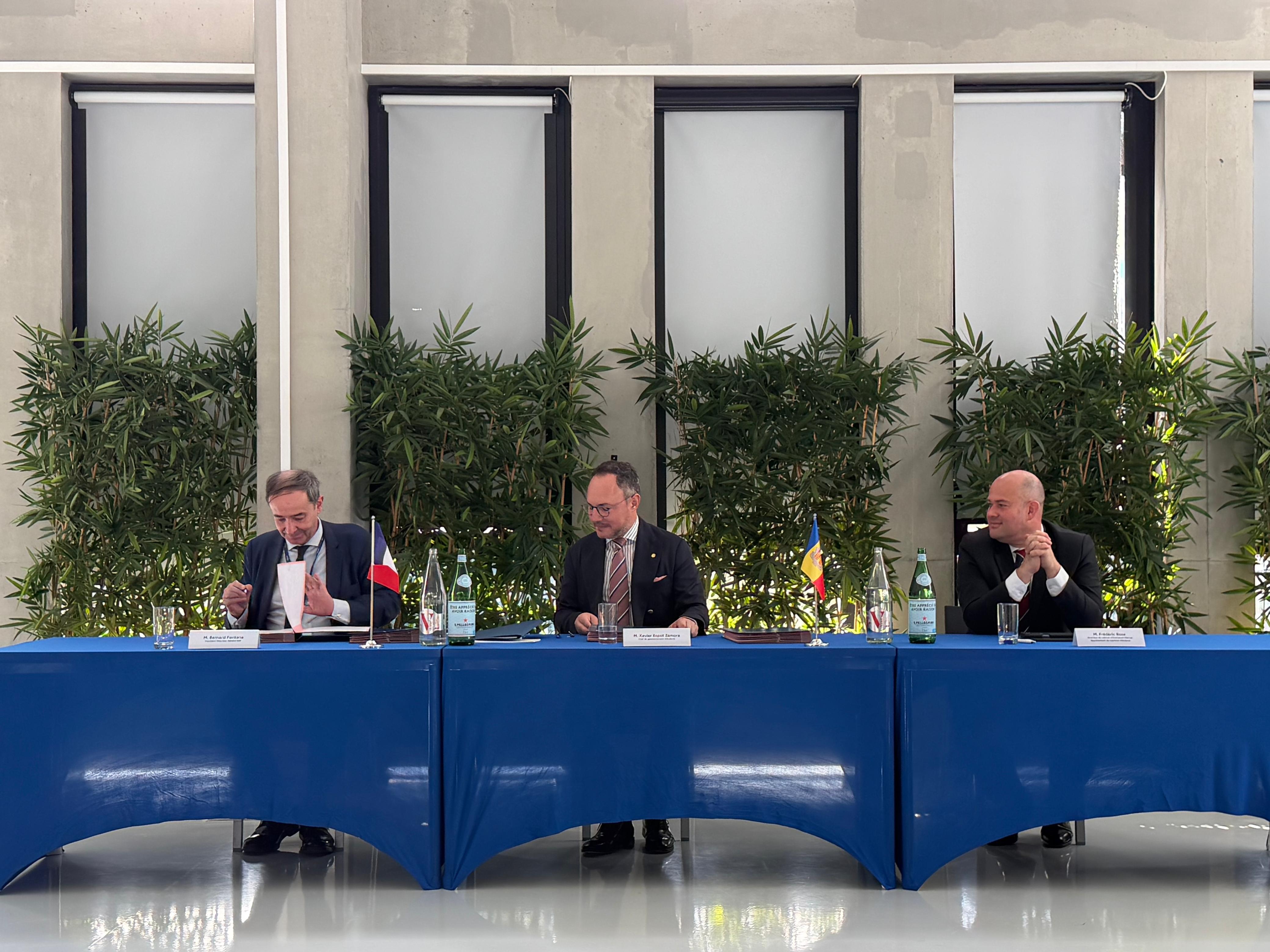 Espot i Fontana, durant la signatura. La portaveu del Sindicat, Rebeca Bonache.