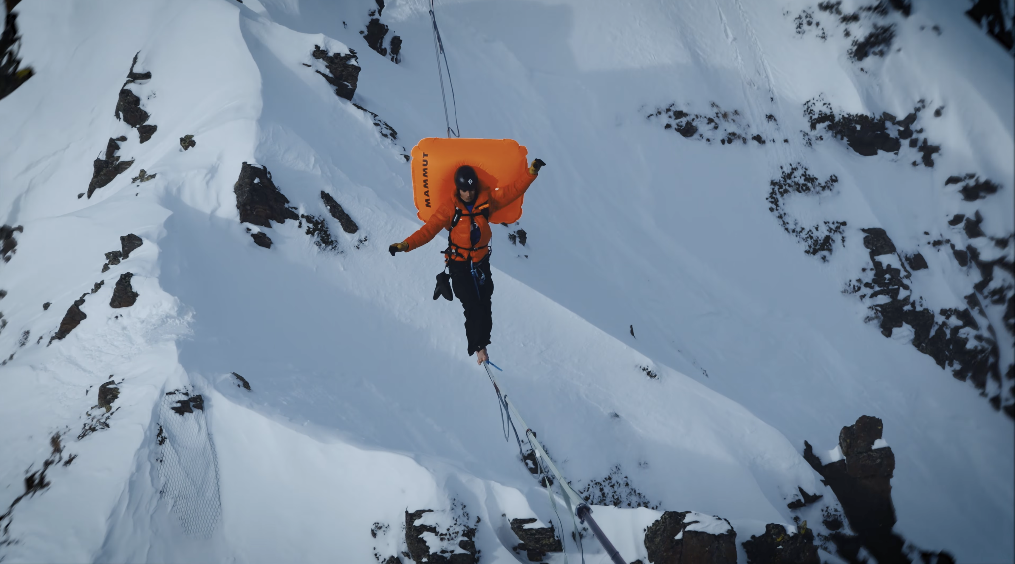Moisés Castro practicant 'highline' a la primera edició de l’Allianz FIS Freeride World Championships 2026 Andorra.