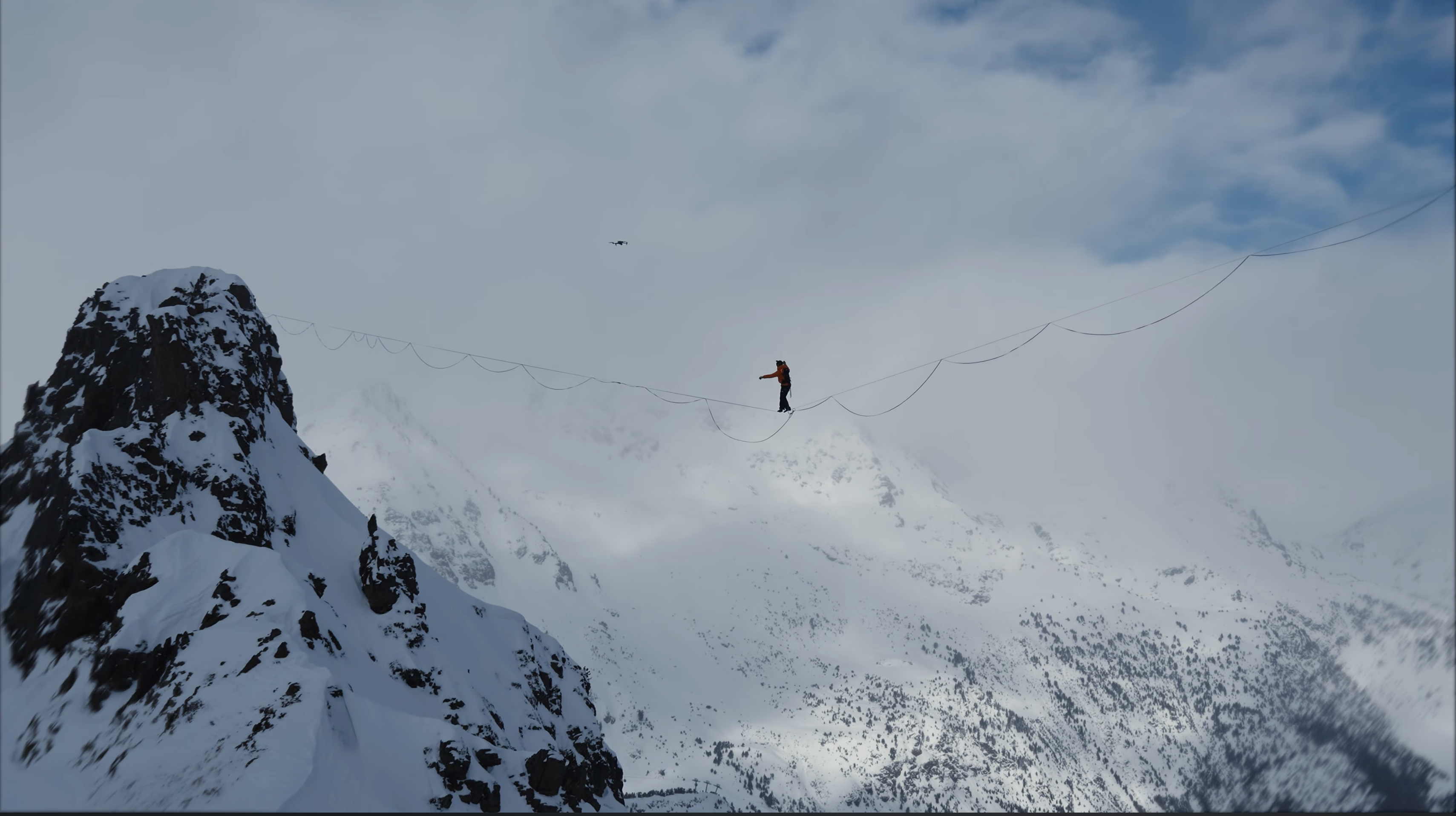 Moisés Castro practicant 'highline'. La portaveu del Sindicat, Rebeca Bonache.