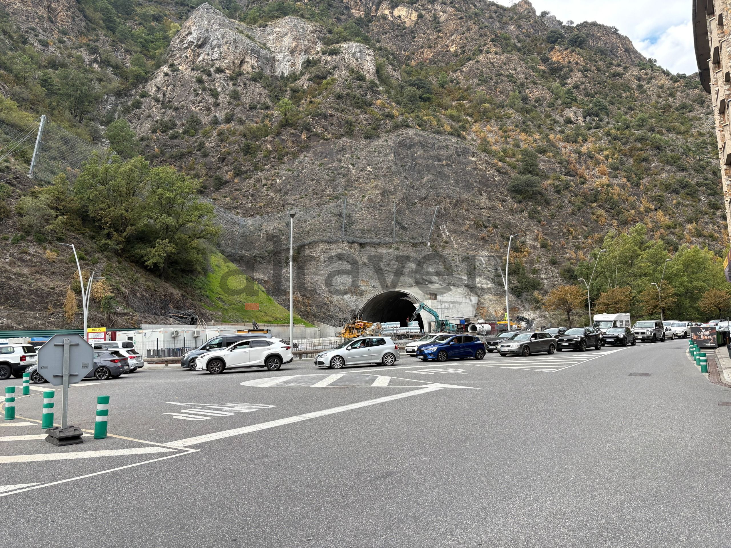 Cua de vehicles a l’altura de la boca sud del futur túnel de la desviació de Sant Julià, una infraestructura pensada precisament per descongestionar aquest tram de la xarxa viària.