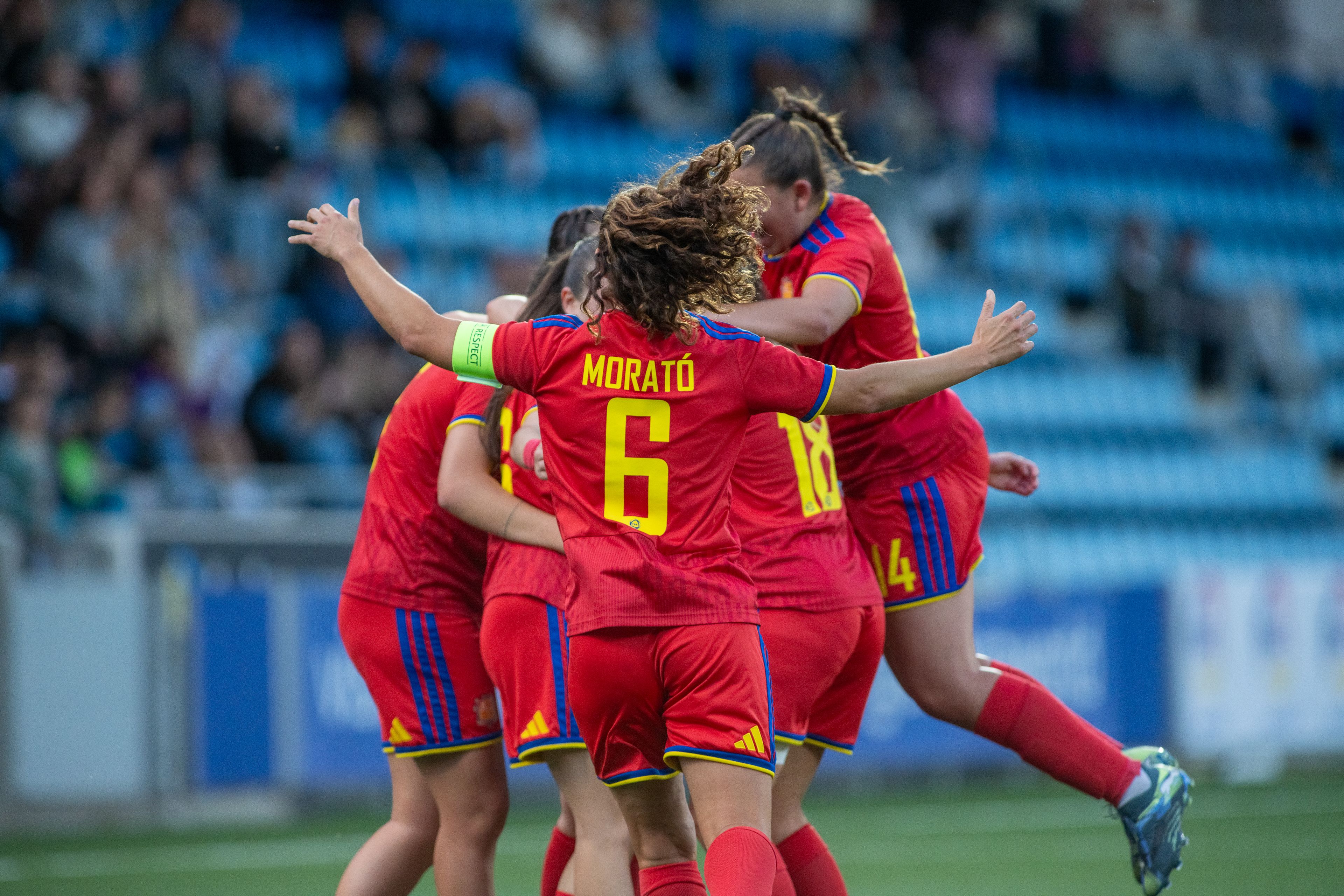 La capitana Tere Morató, abraçant les seves companyes després del gol de la victòria.