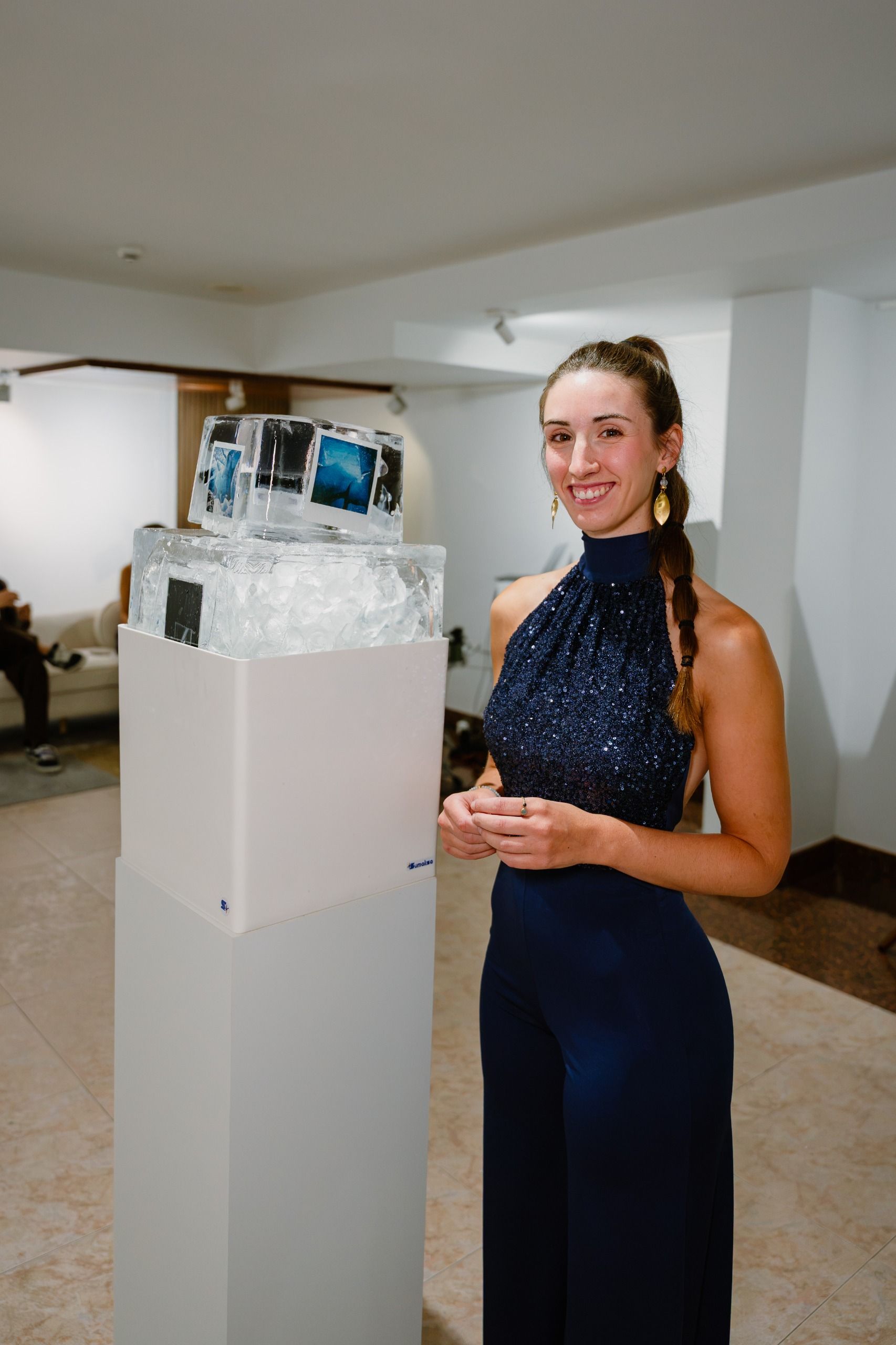 Naiara Escabias a la Gaman Gallery, on actualment s'exposa 'Ferides de gel'.| Eric Escabias La portaveu del Sindicat, Rebeca Bonache.