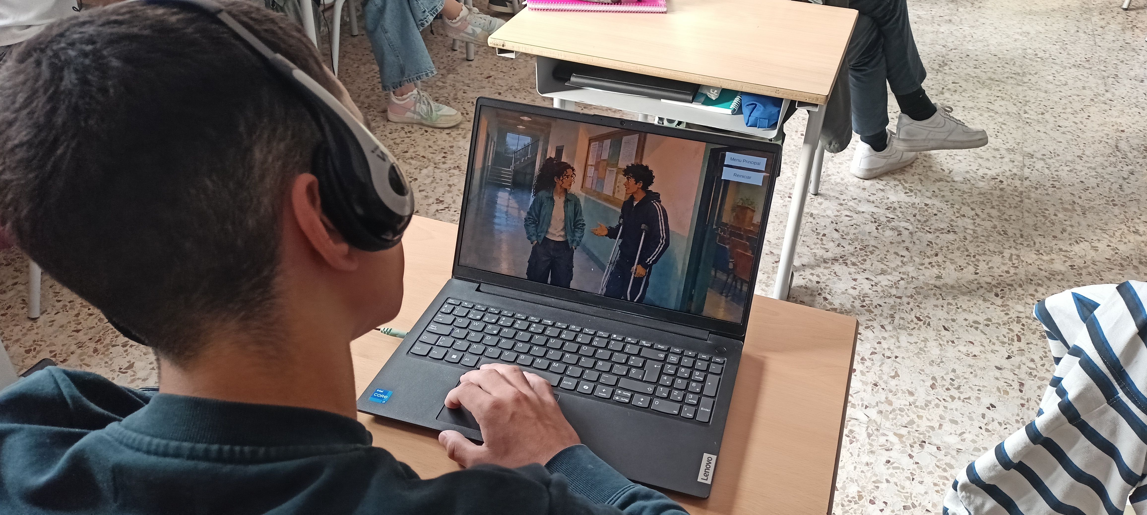 Un estudiant provant el videojoc. La portaveu del Sindicat, Rebeca Bonache.