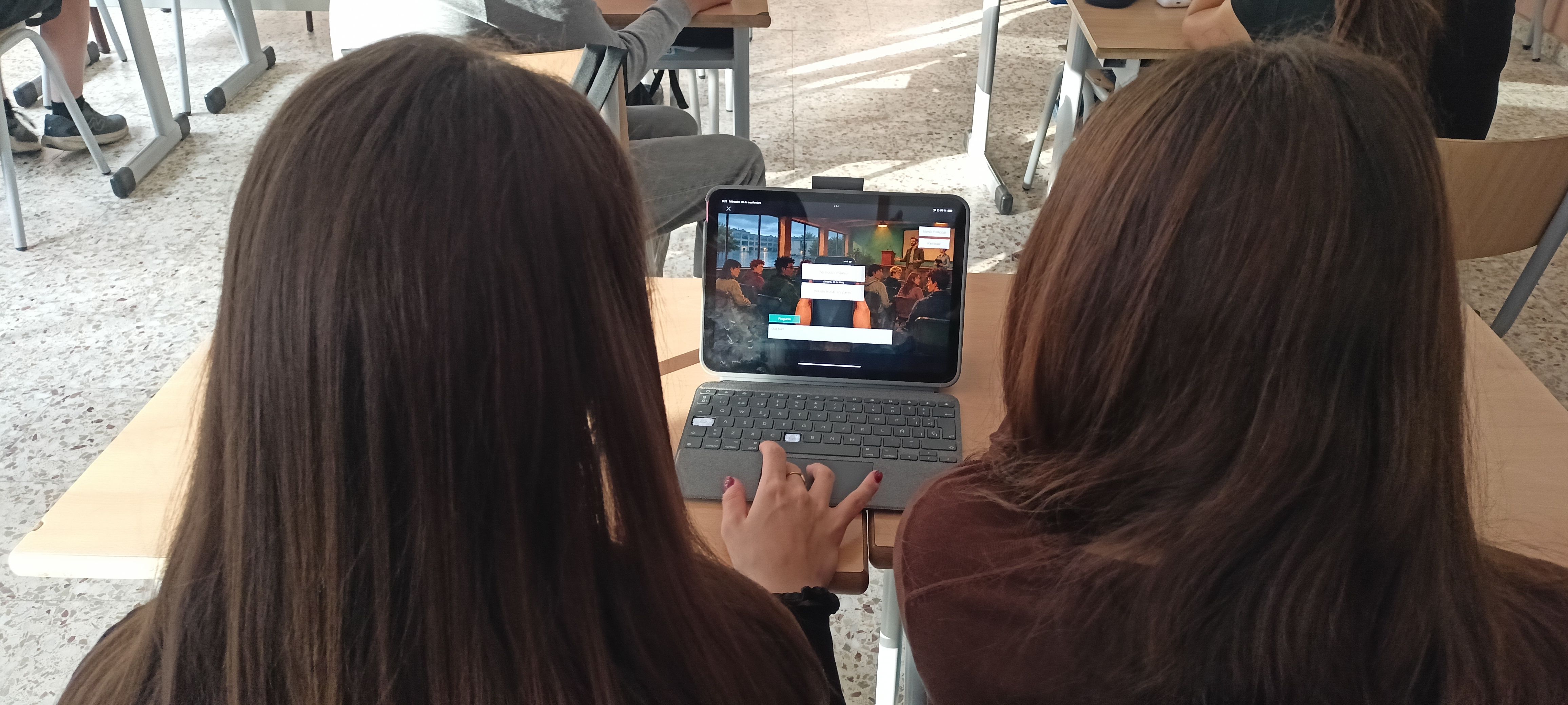 Unes alumnes accedint al videojoc.