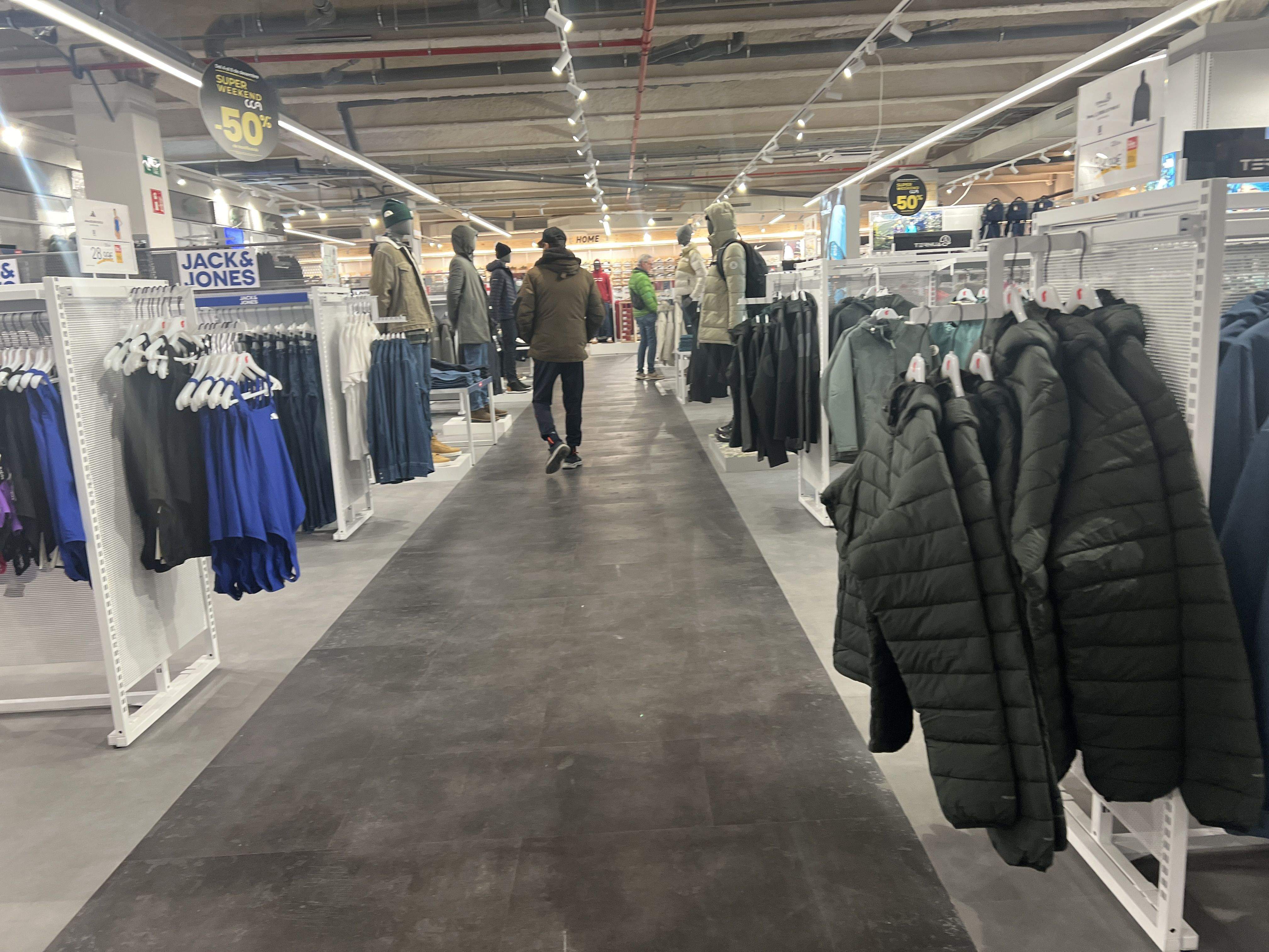 Roba exposada a un centre comercial.