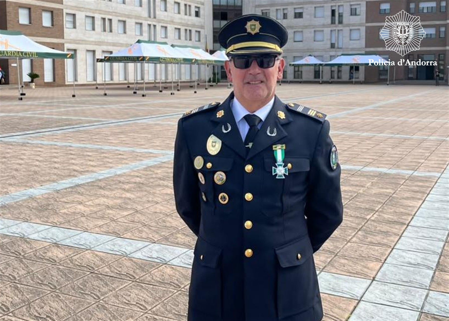 La Guàrdia Civil condecora l’inspector major Josep Albert Rivero amb la creu al mèrit policial.