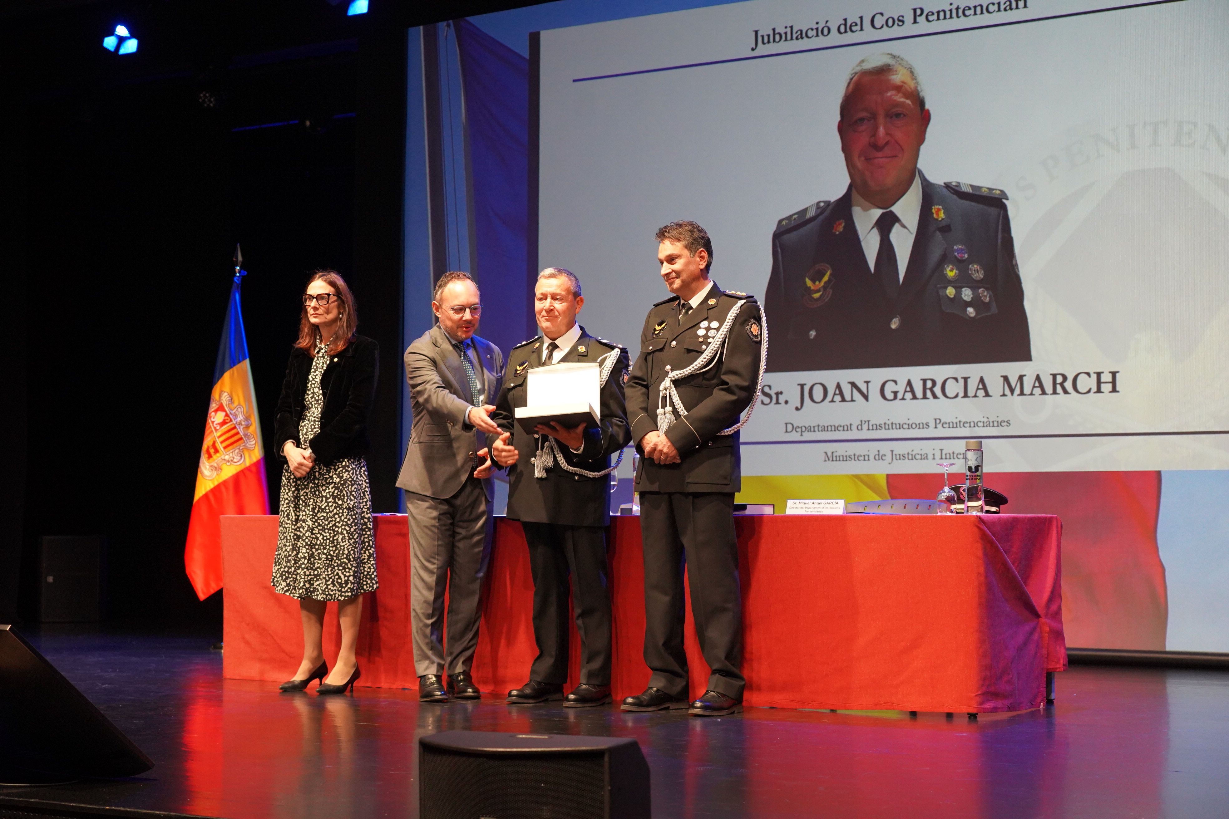 Espot, Molné i Garcia han entregat una placa al recentment jubilat Joan Garcia.
