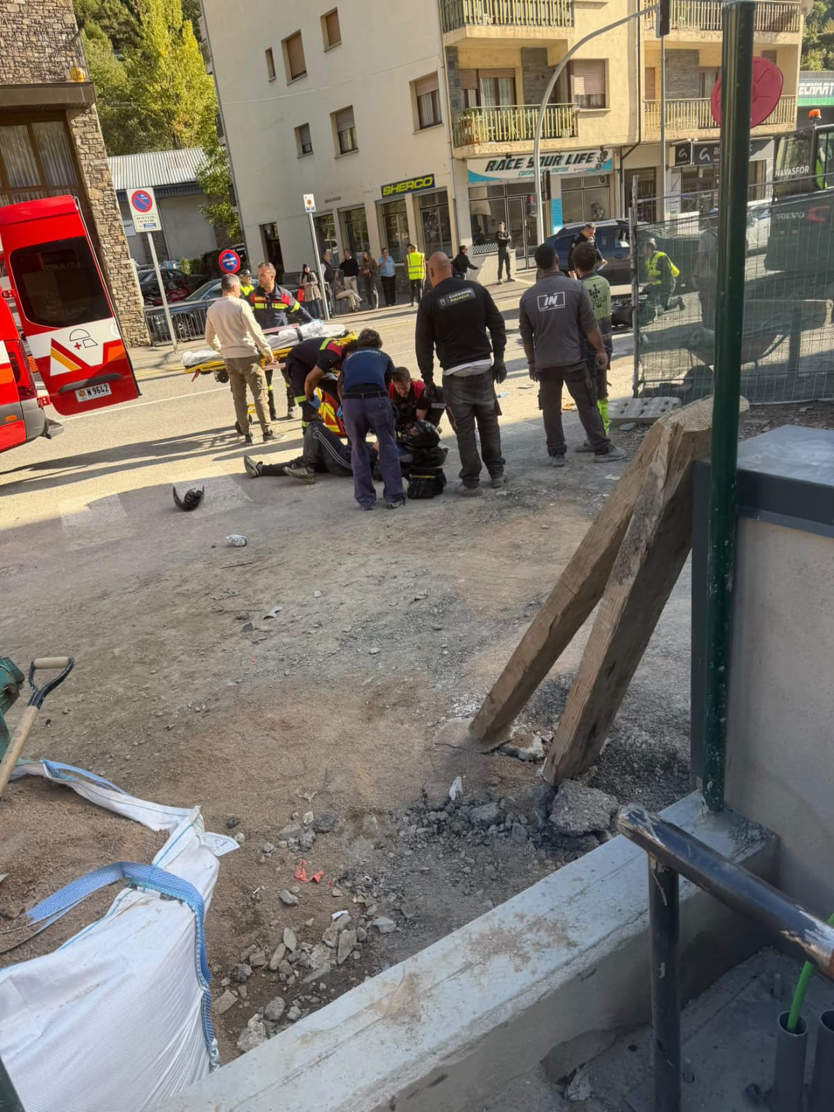 Els serveis d'emergència atenent el motorista.