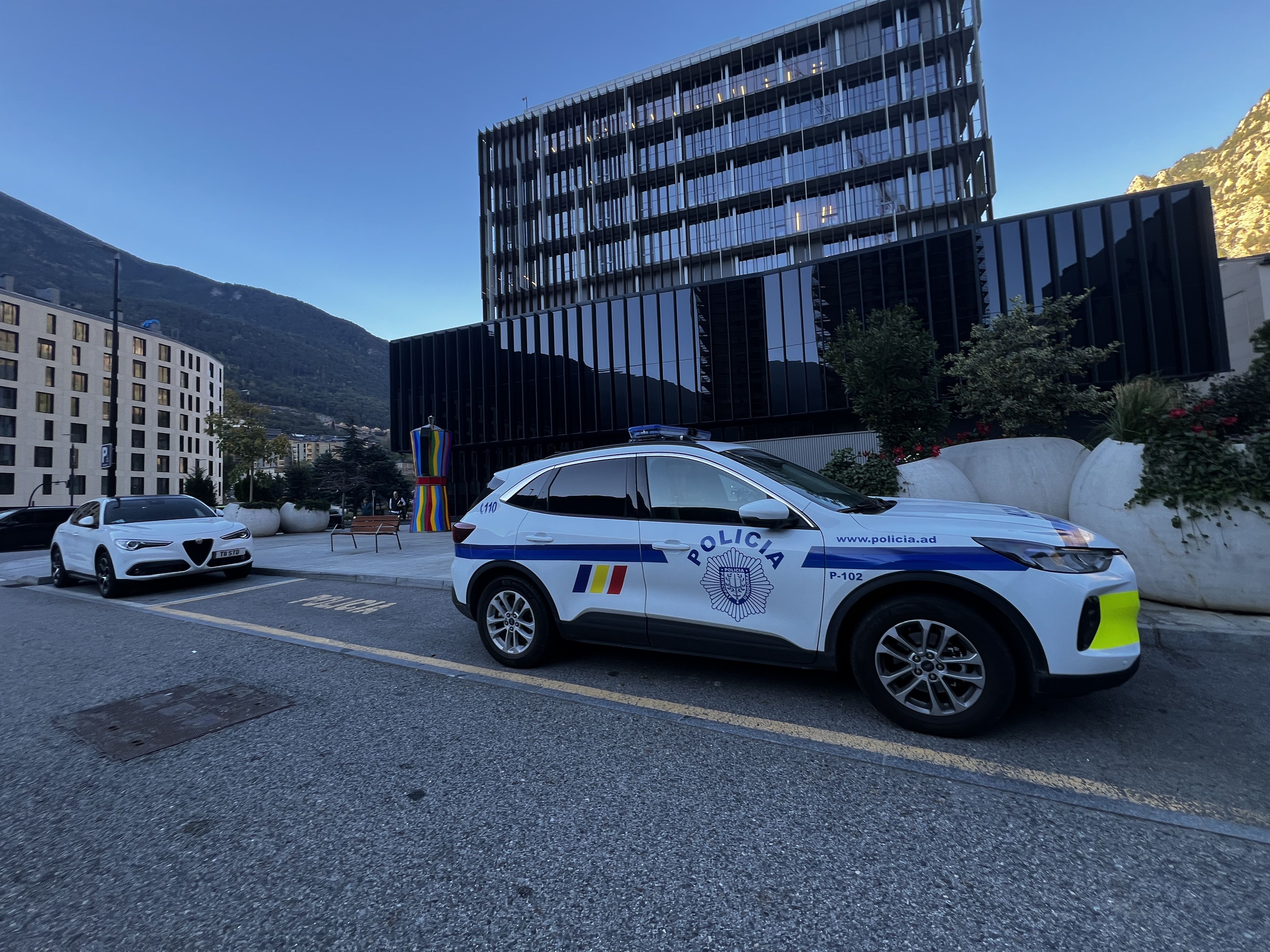 Un cotxe de la policia en les immediacions de la Seu de la Justícia. Un cotxe de la policia en les immediacions de la Seu de la Justícia.