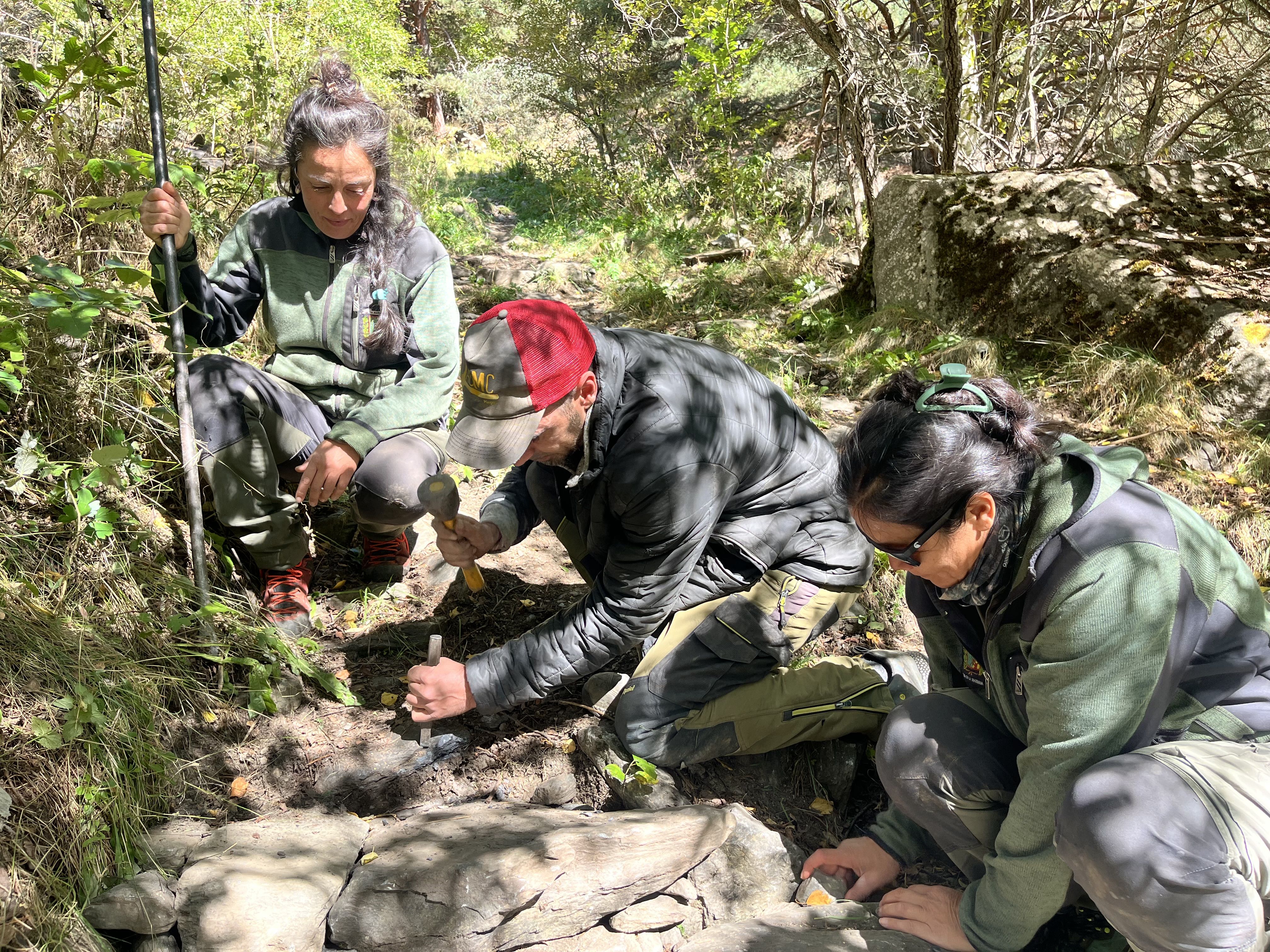 El comú de la Massana millora el camí de Percanela amb la tècnica tradicional de la pedra seca.