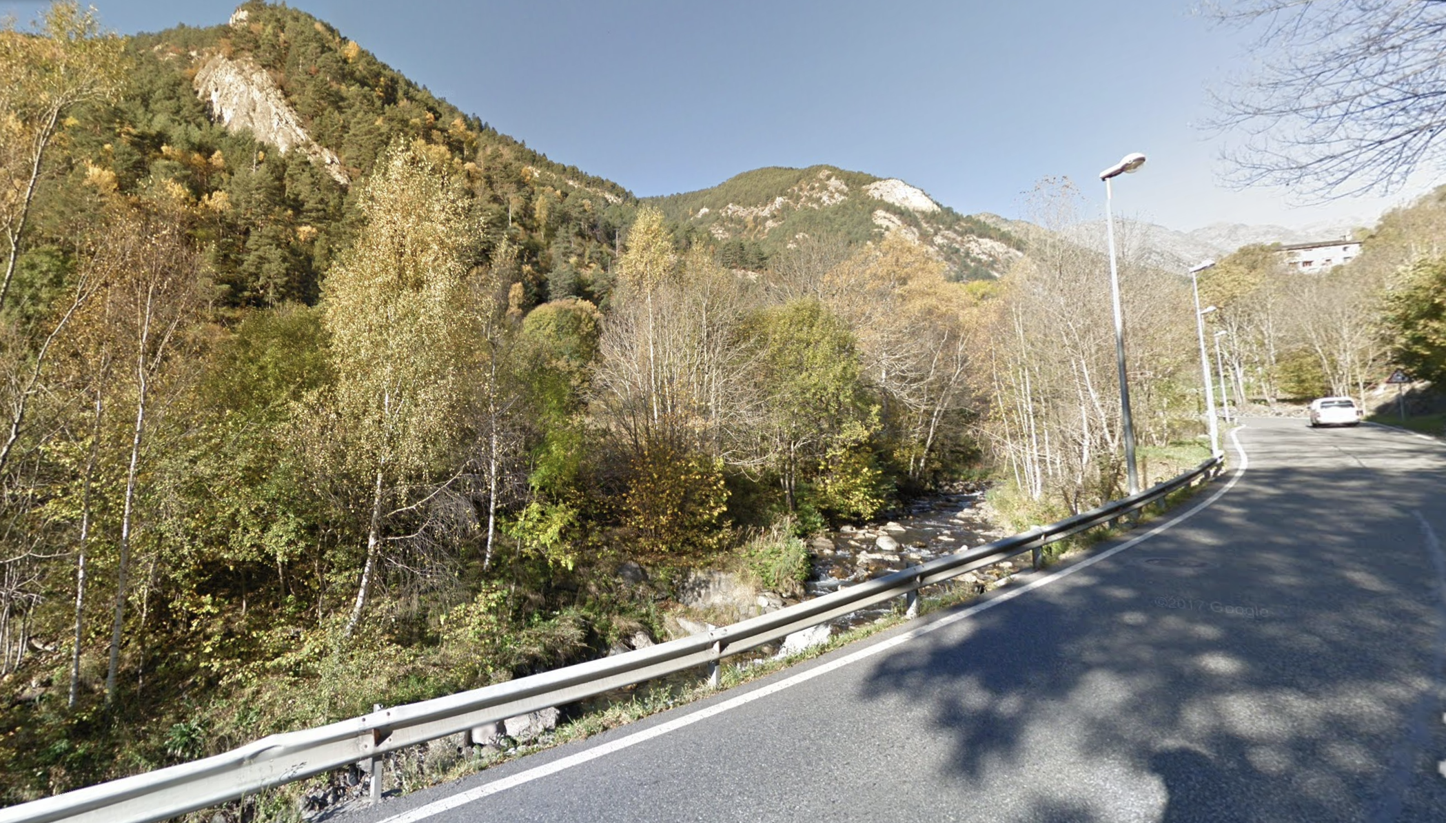 El riu d'Arinsal a tocar de la CG5 a la sortida d'Erts. El riu d'Arinsal a tocar de la CG5 a la sortida d'Erts.