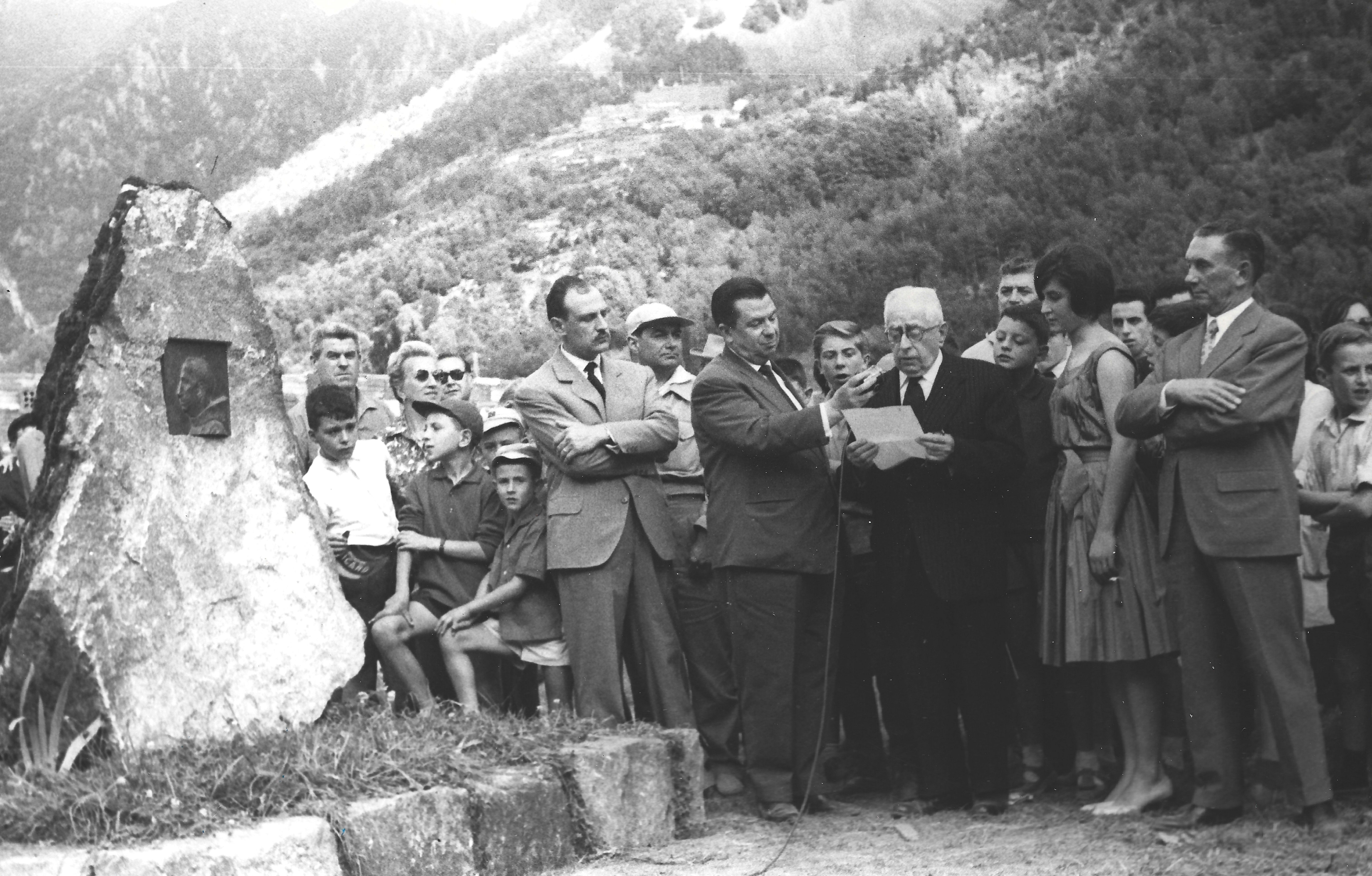 Inauguració per part del síndic Francesc Cairat d'un monòlit en record del pare Enric Graner col·locat al camp de futbol de l'època. Inauguració per part del síndic Francesc Cairat d'un monòlit en record del pare Enric Graner col·locat al camp de futbol de l'època.