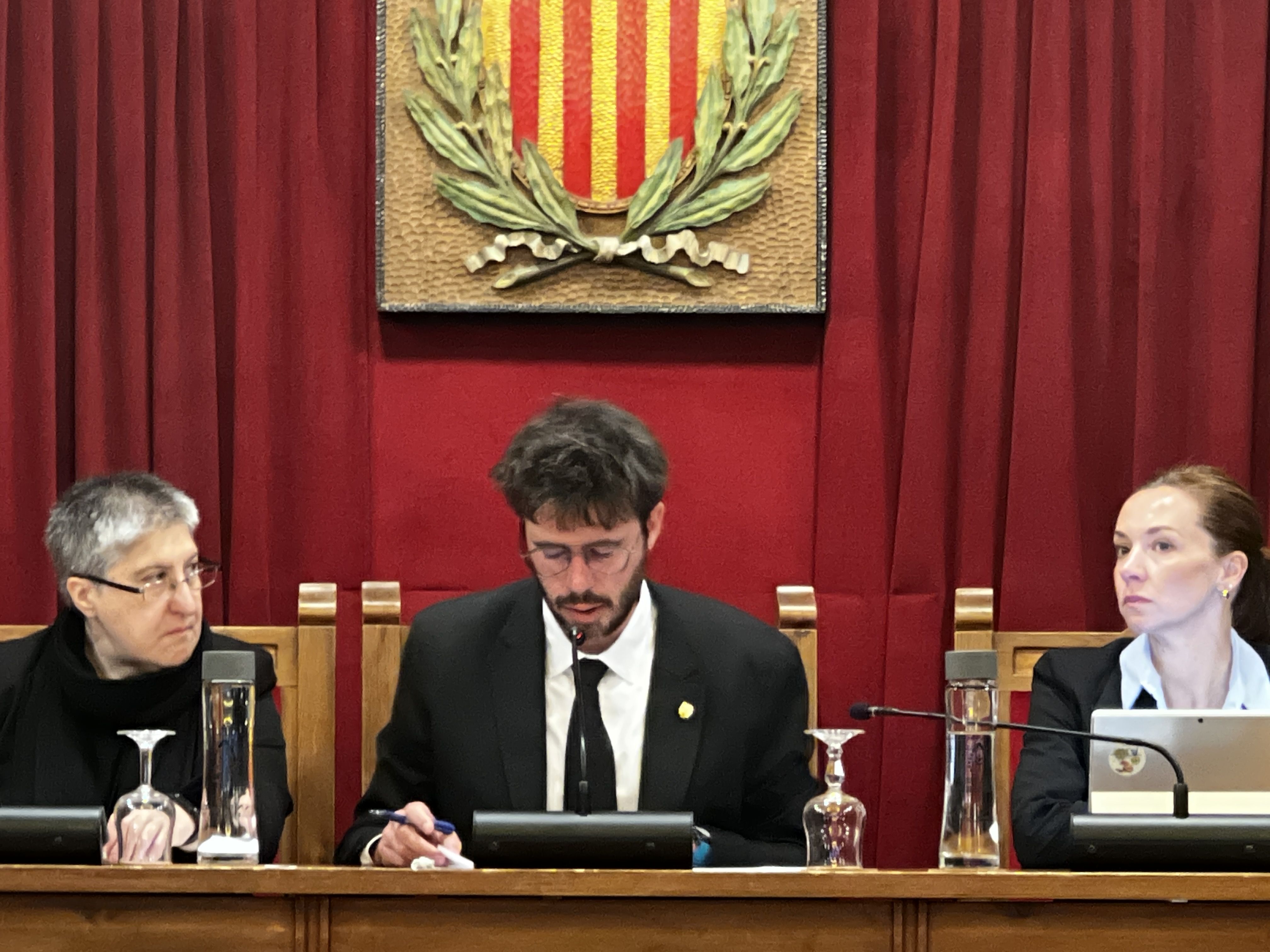 Cerni Cairat durant la lectura de l'explicació de la nova ordinació. Cerni Cairat durant la lectura de l'explicació de la nova ordinació.