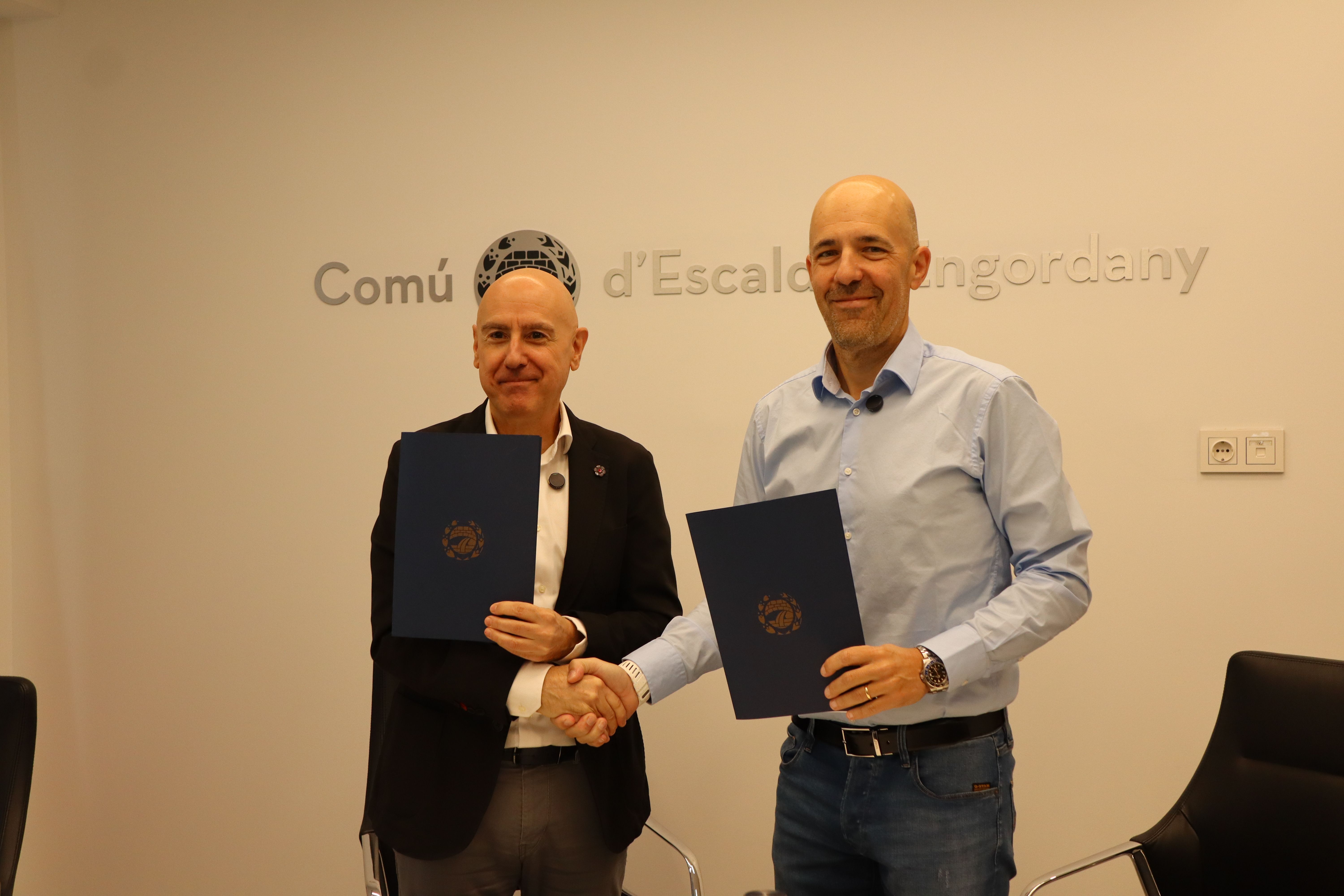 El cònsol menor d’Escaldes, Quim Dolsa i el president del BC MoraBanc Andorra, Gorka Aixàs, durant la signatura del conveni entre el comú d'Escaldes-Engordany i el club andorrà.