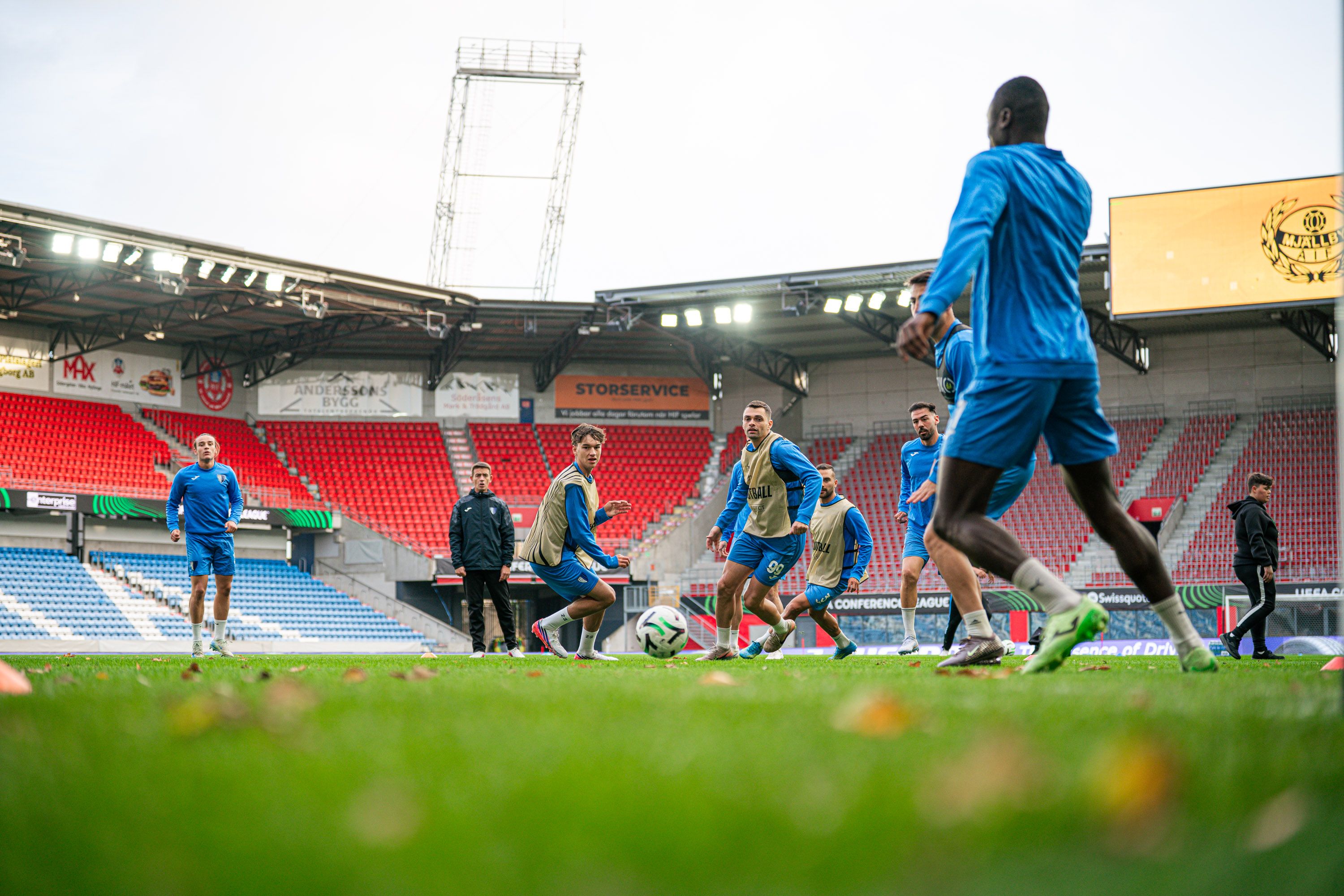 Els jugadors de l'Inter van exercitar-se ahir per primer cop sobre la gespa de l'estadi de Helsingborg.