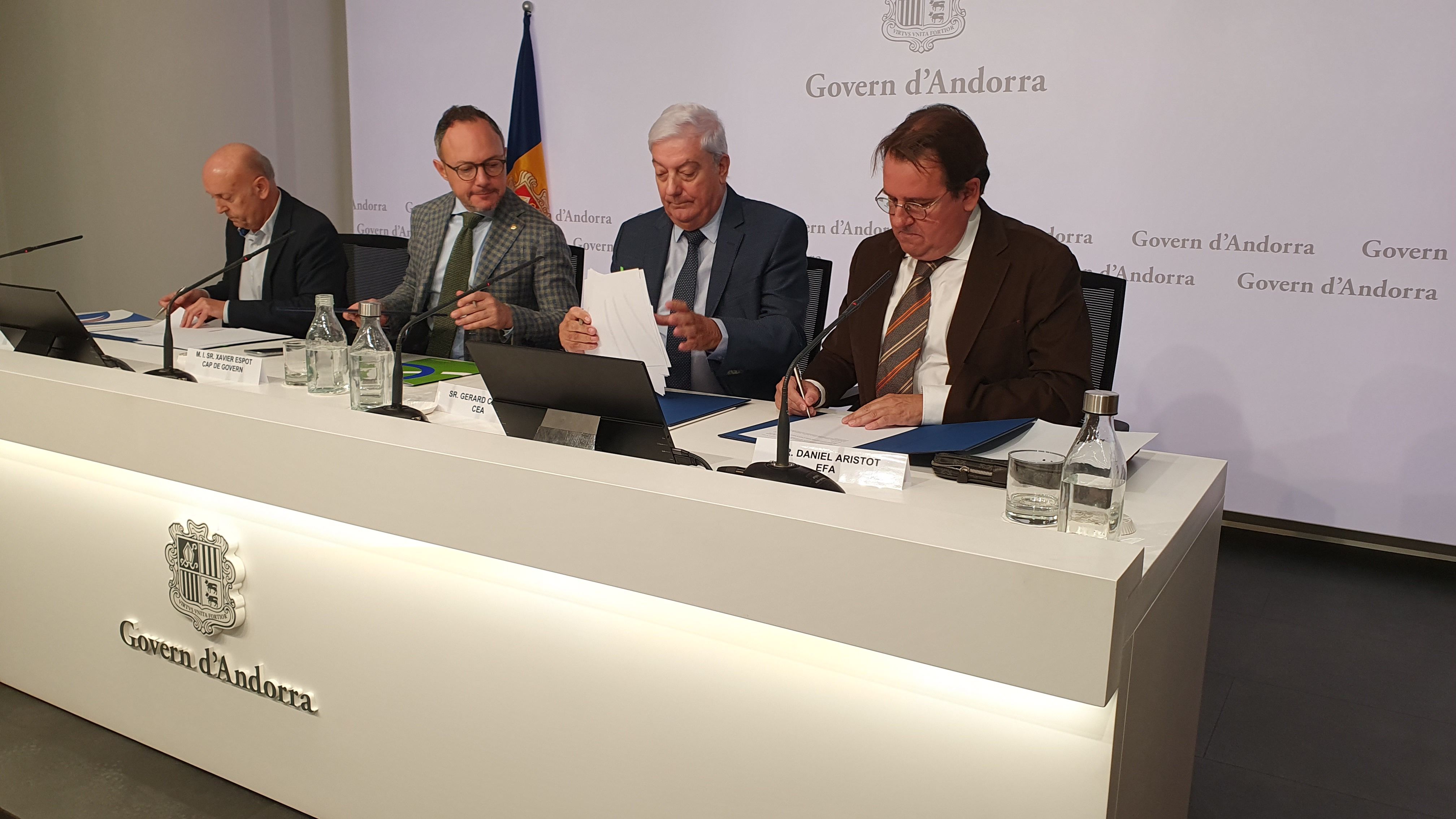 Mas, Espot, Cadena i Aristot signant el memoràndum d'entesa. Mas, Espot, Cadena i Aristot signant el memoràndum d'entesa.