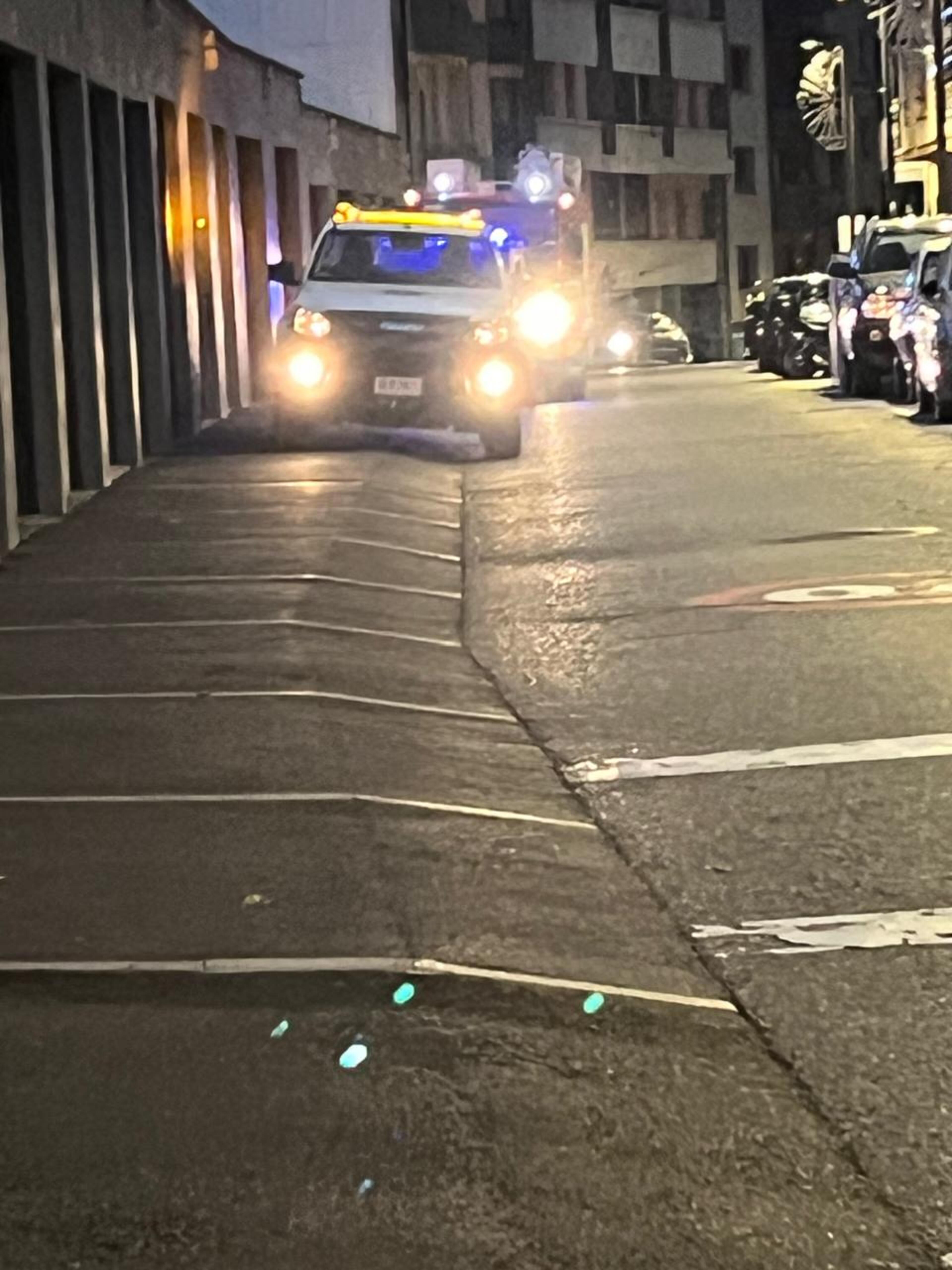 Els serveis d'emergència al carrer de les Escoles.