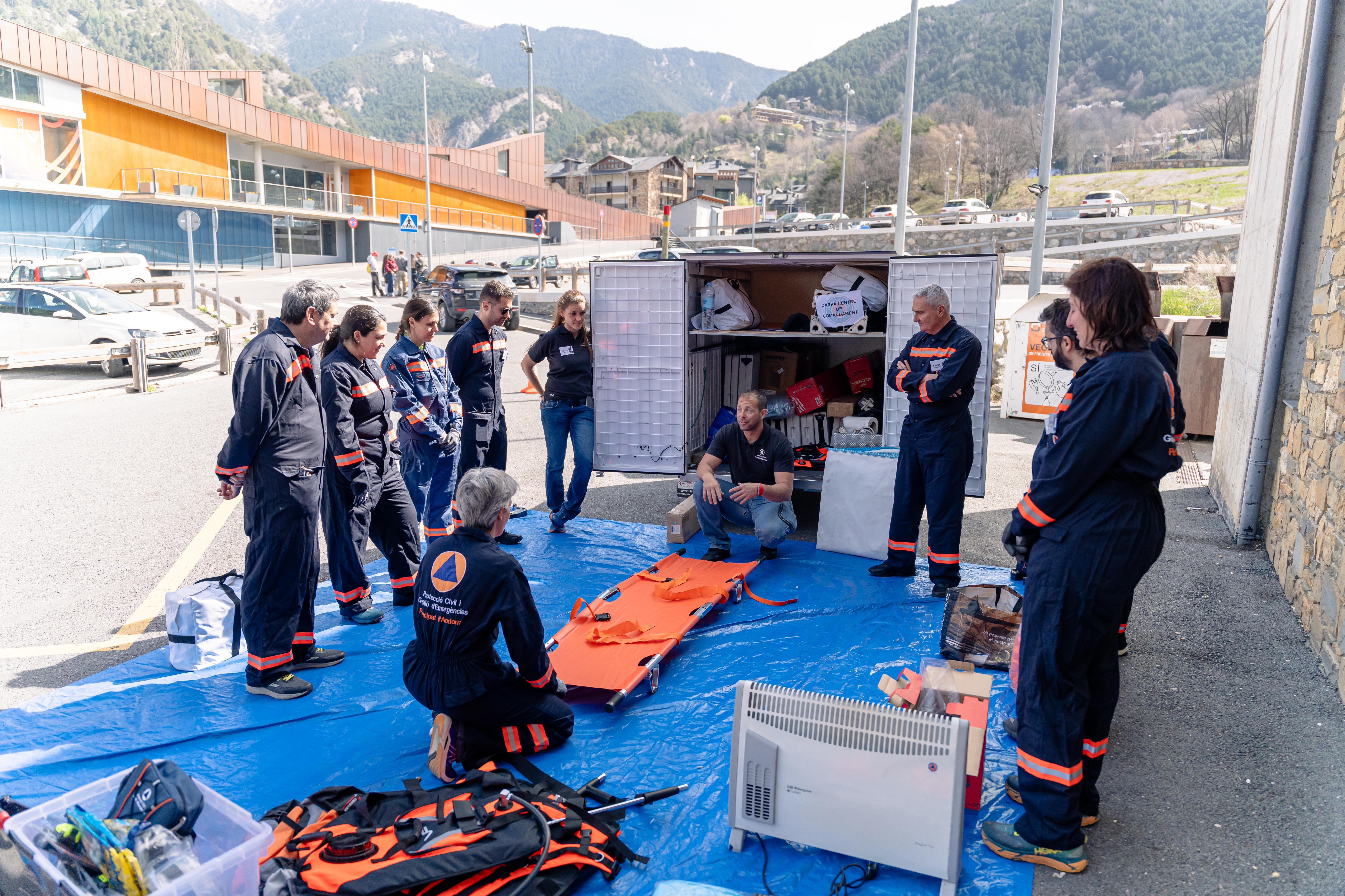 Els voluntaris de protecció civil durant una sessió formativa per conèixer els recursos materials de què disposen.