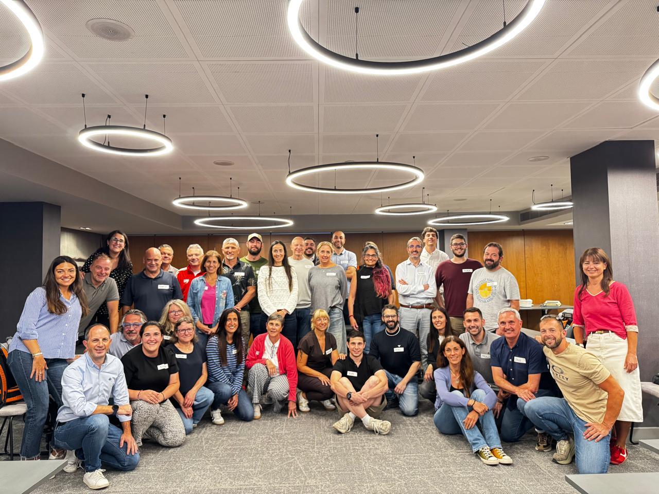 Fotografia de família dels voluntaris durant l'acte per fer balanç anual el setembre del 2026. Fotografia de família dels voluntaris durant l'acte per fer balanç anual el setembre del 2026.