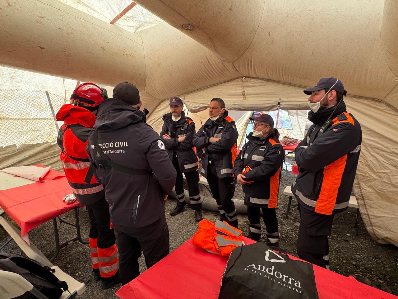 Voluntaris de Protecció Civil durant un briefing en la intervenció per l'incendi d'Arinsal. Voluntaris de Protecció Civil durant un briefing en la intervenció per l'incendi d'Arinsal.