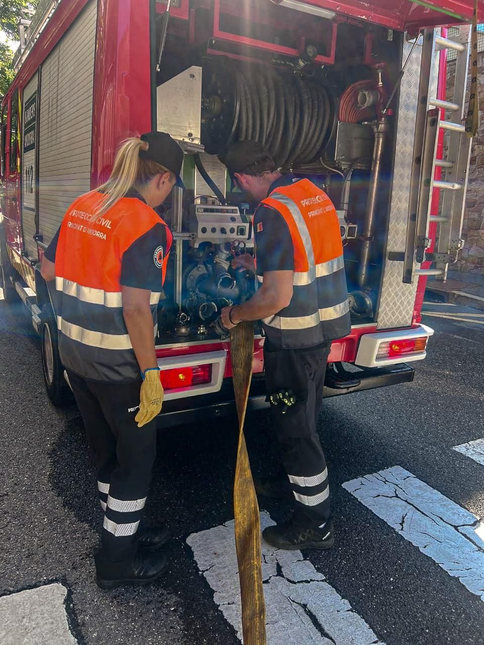 Voluntaris de Protecció Civil col·laborant amb els Bombers en l'incendi de la Querola. Voluntaris de Protecció Civil col·laborant amb els Bombers en l'incendi de la Querola.
