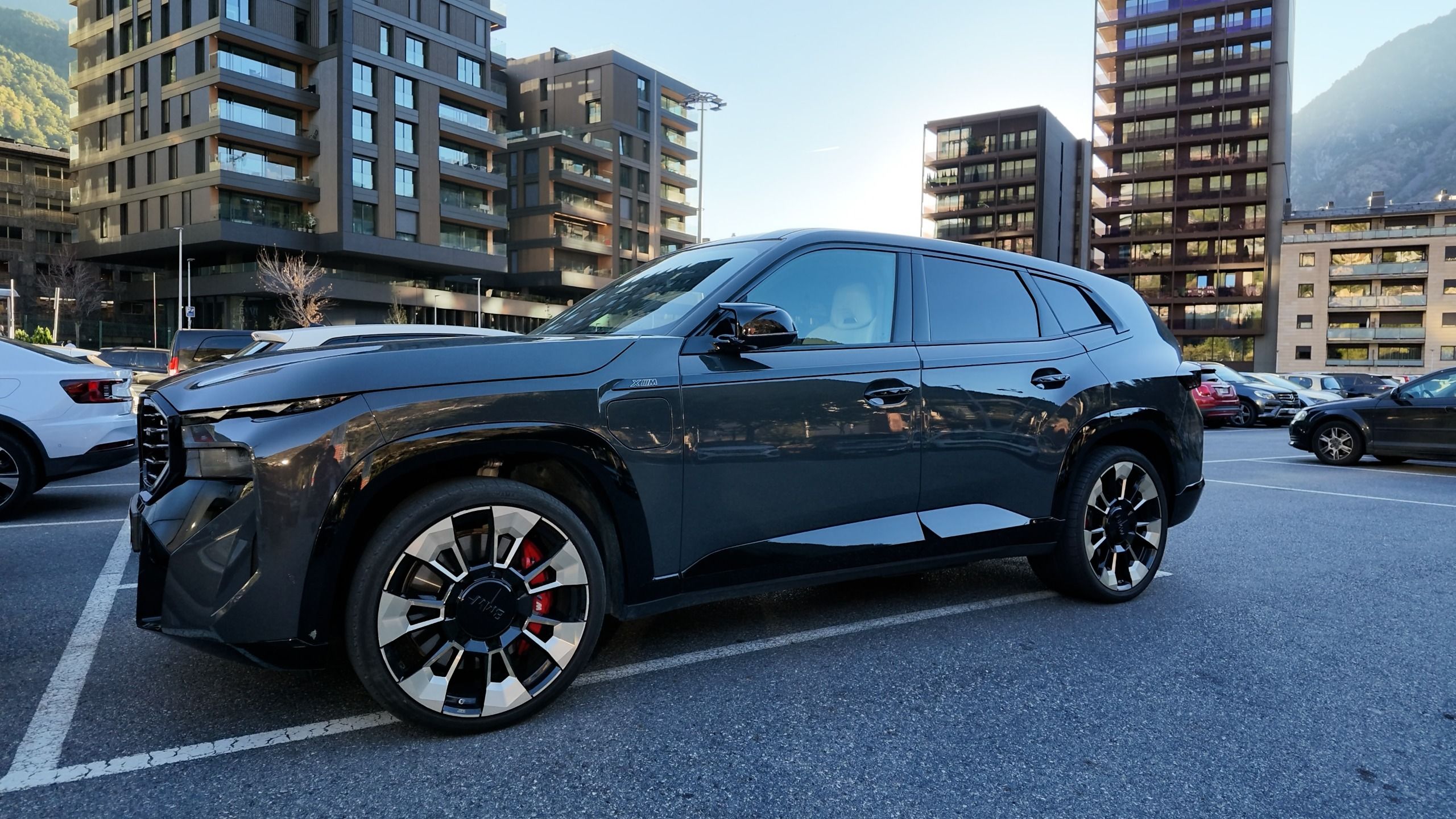Vehicle estacionat en un aparcament
