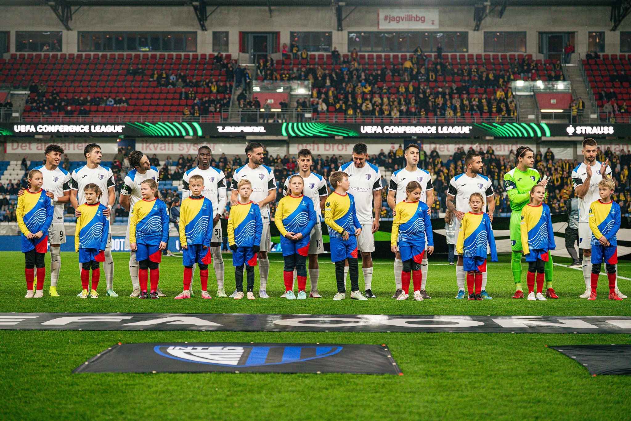 Els jugadors de l'Inter van escoltar l'himne de la Conference per primera vegada.