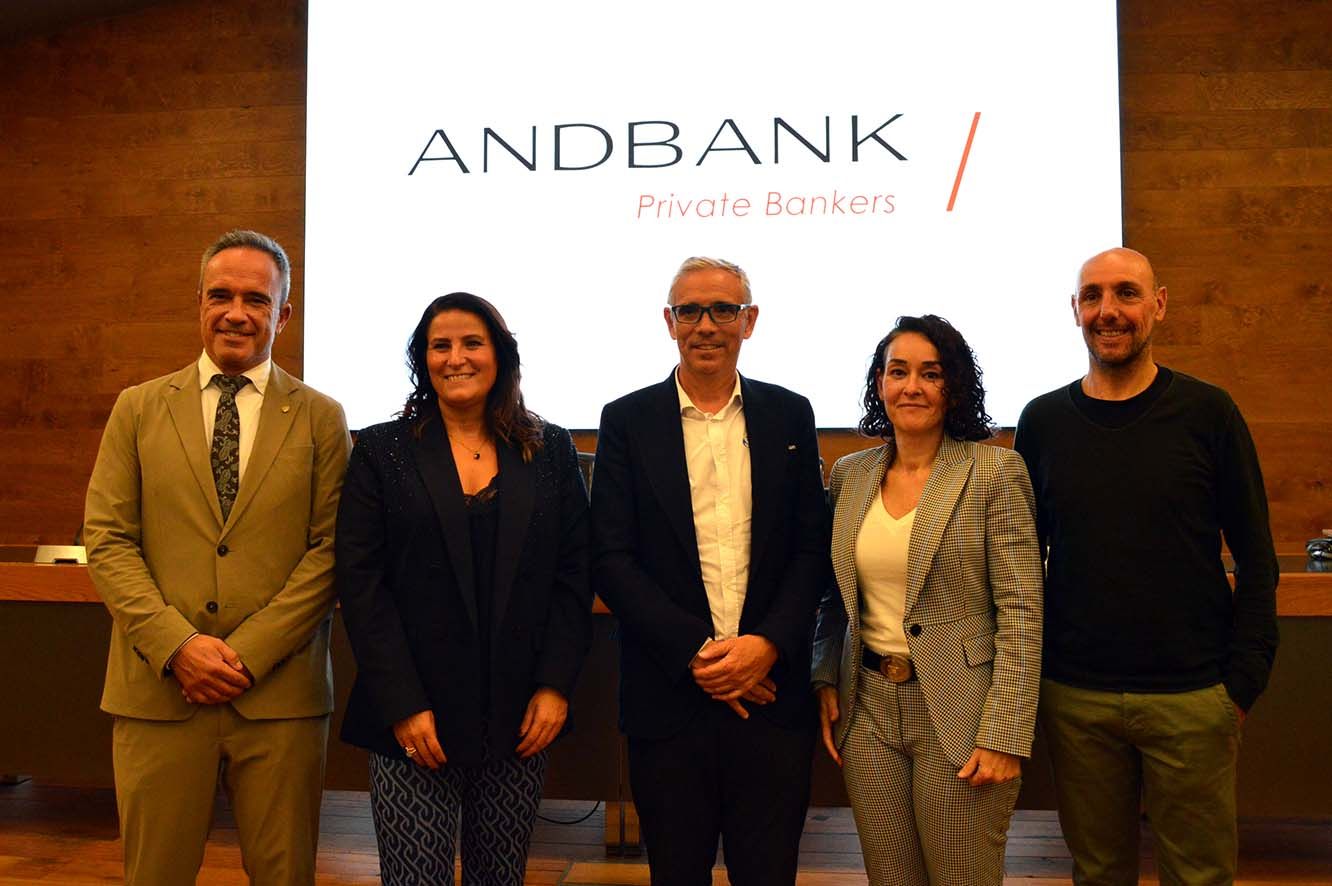 El secertari d'Estat de Joventut i Esports, Alain Cabanes; la directora de Banca País d’Andbank, Maria Suárez; el president de la World Triathlon ASntonio Fernández i la presidenta i el director tècnic de la federació andorrana de triatló, Edurne López i Víctor Cunill.