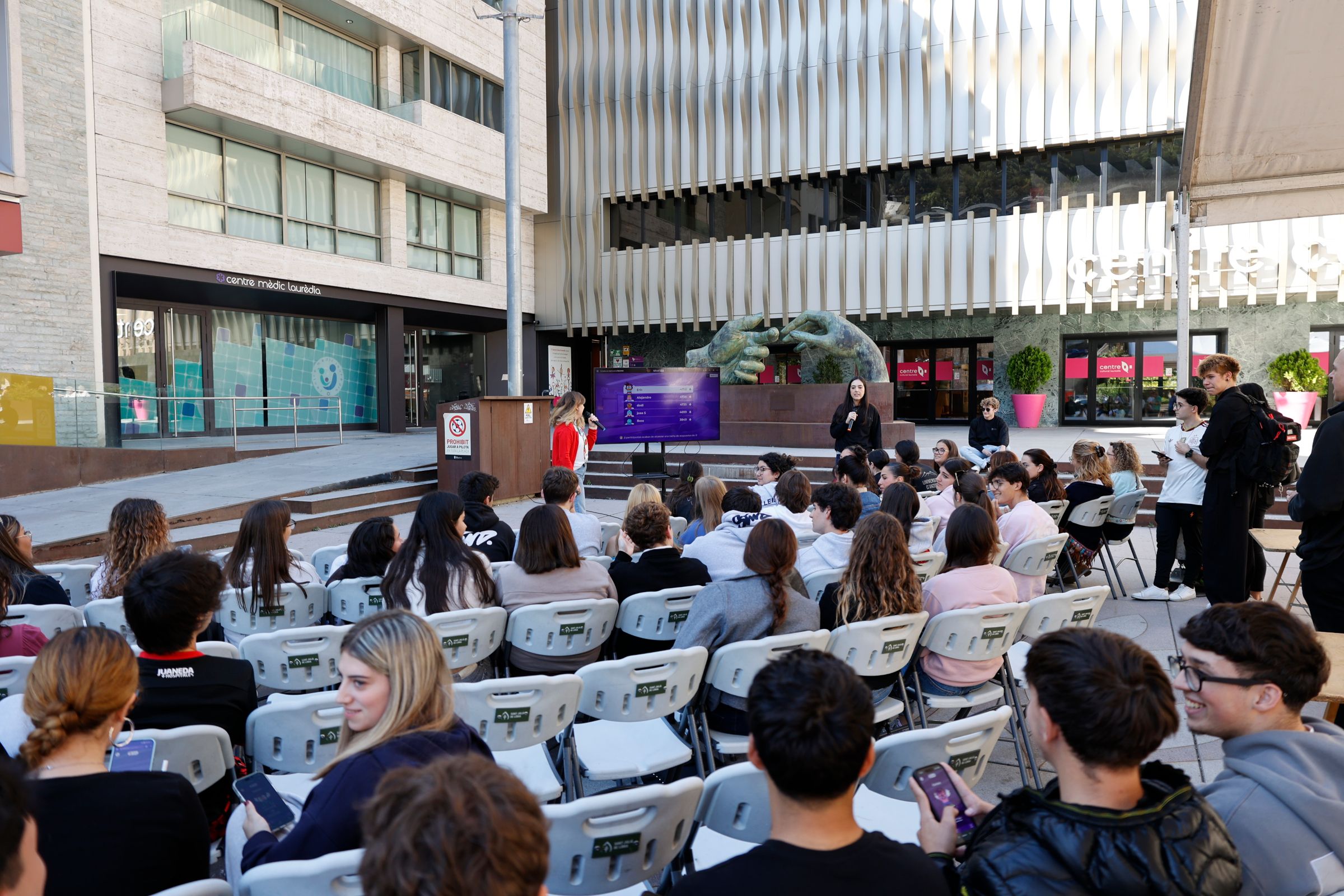 Més d’un centenar de persones ha participat en la Festa de la Universitat d’Andorra a la plaça de la Germandat de Sant Julià.