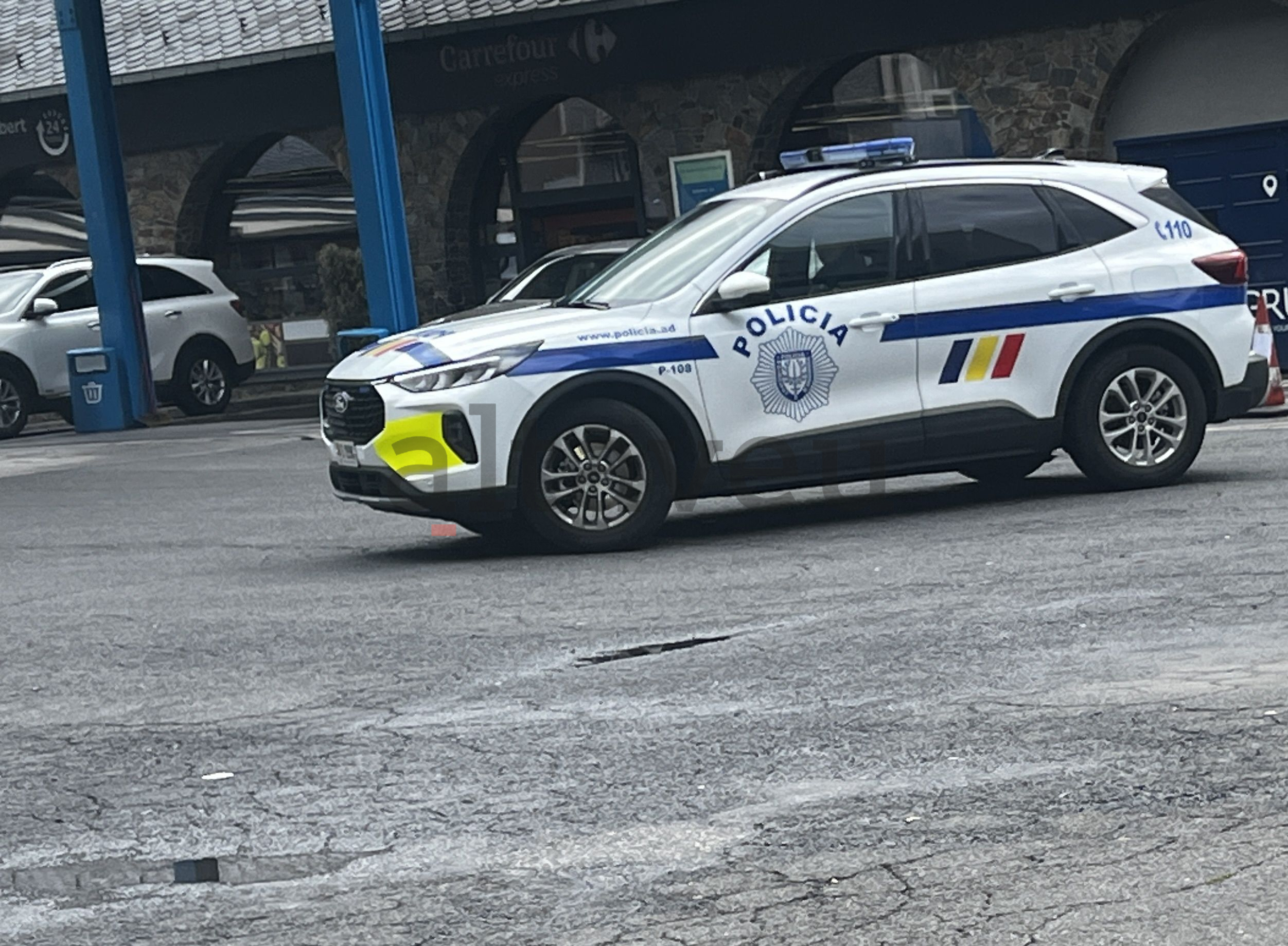 Un vehicle policial a la zona es va produir la detenció.