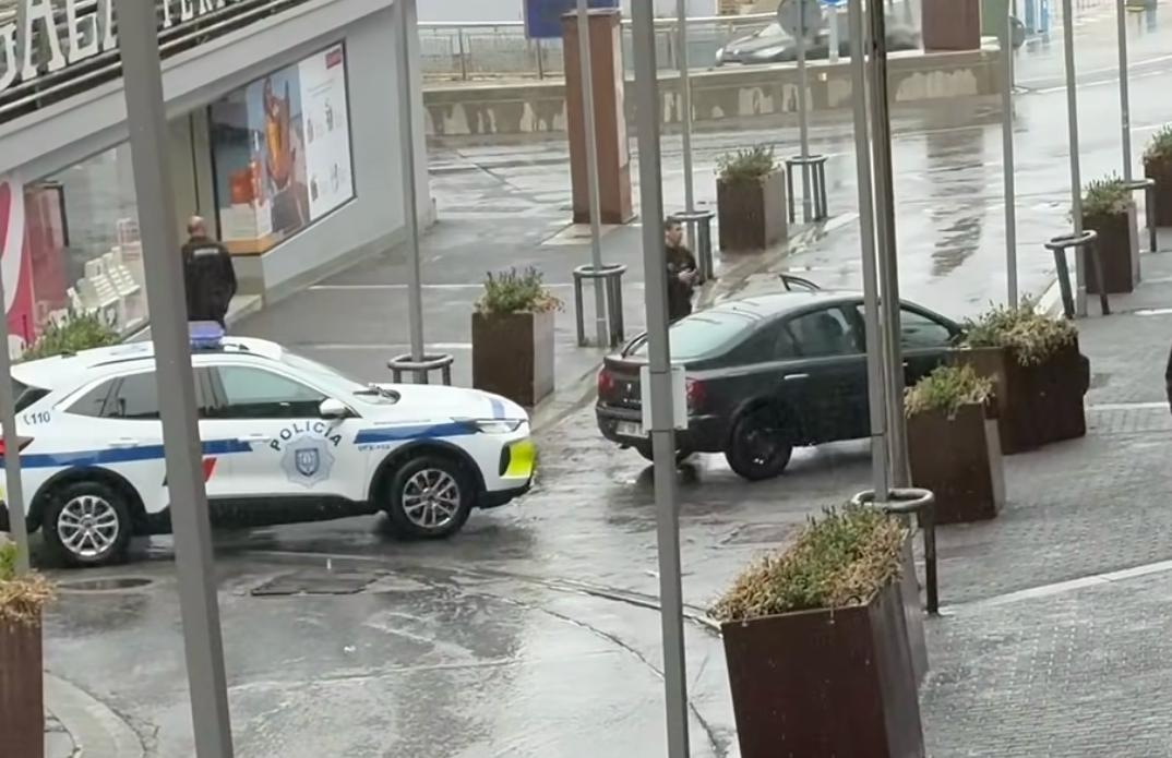 Els fets han tingut lloc cap a les 11.40 hores, quan el vehicle ha ignorat el control policial situat a la frontera. Els fets han tingut lloc cap a les 11.40 hores, quan el vehicle ha ignorat el control policial situat a la frontera.