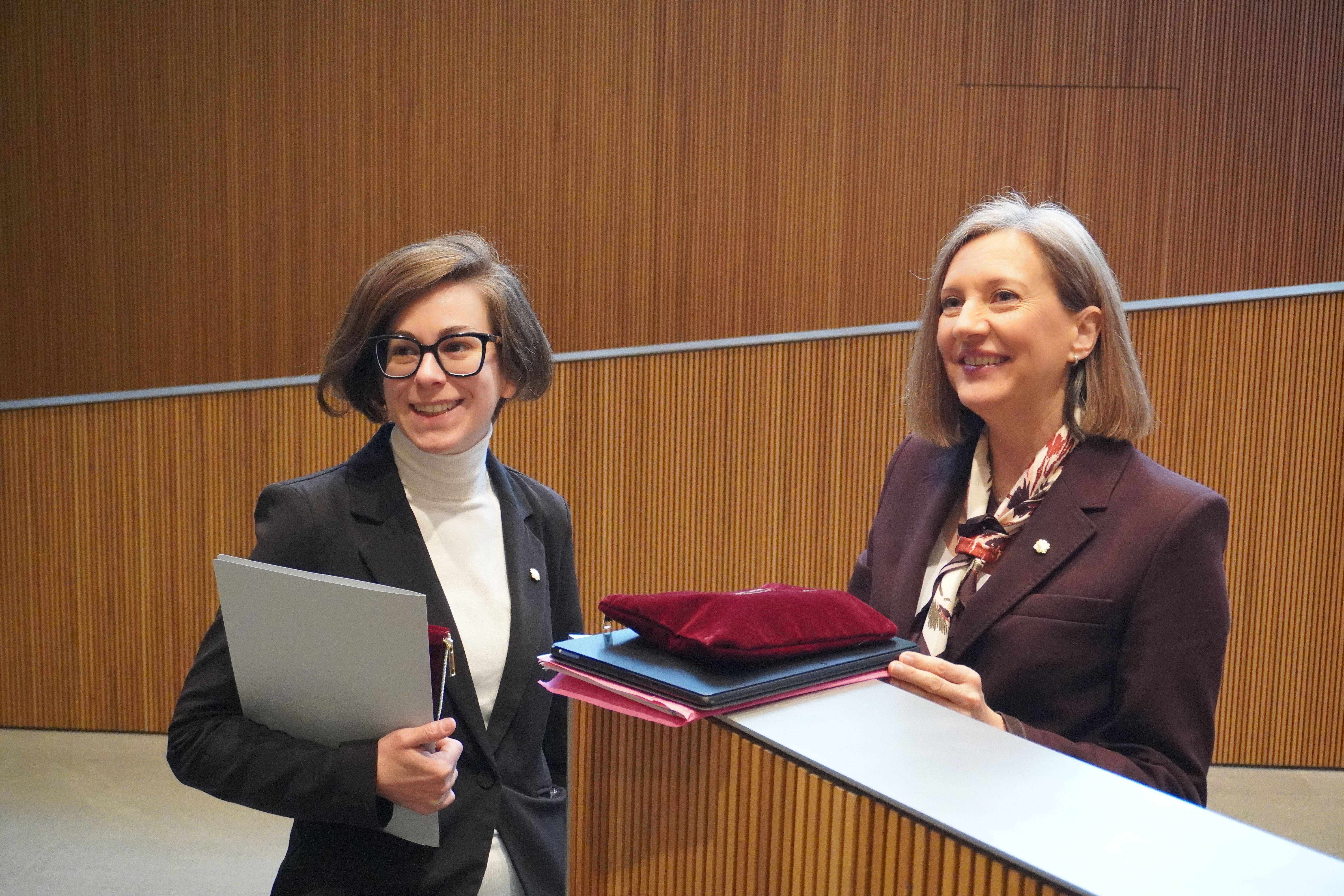 Núria Segués i Maria Àngels Aché al Consell General.