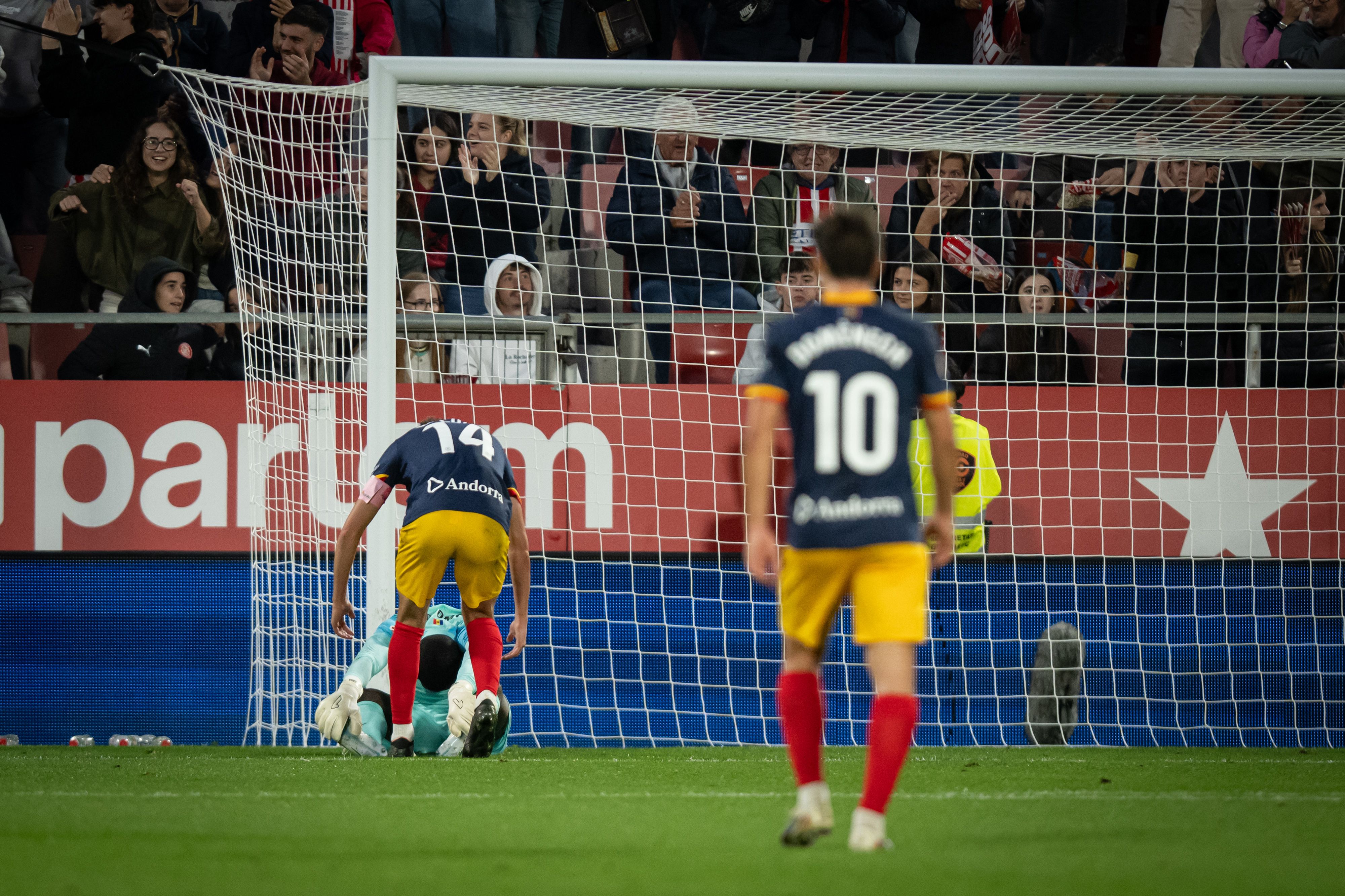 Owono, devastat després del segon gol. Owono, devastat després del segon gol.