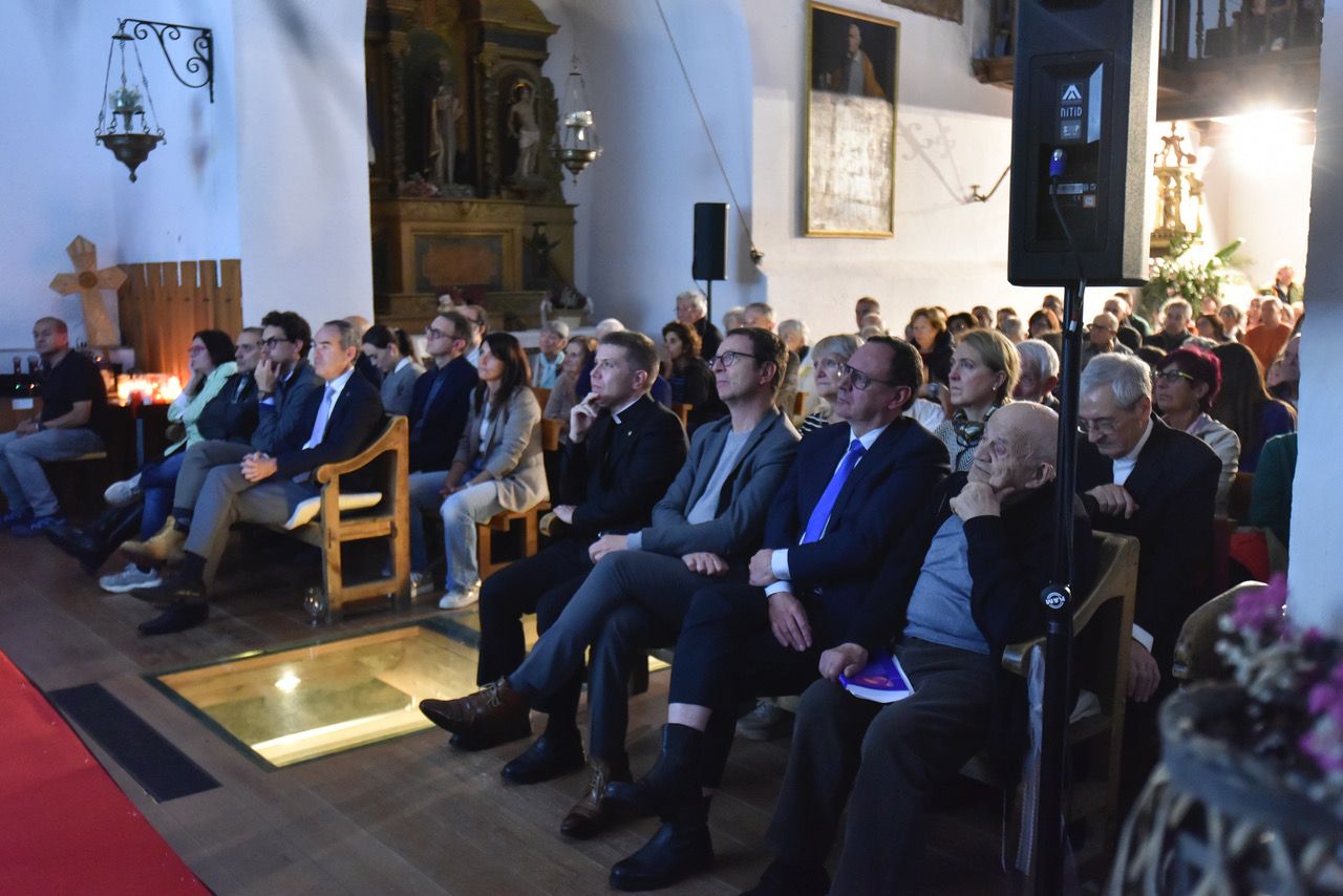 Els assistents mirant el documental. La portaveu del Sindicat, Rebeca Bonache.