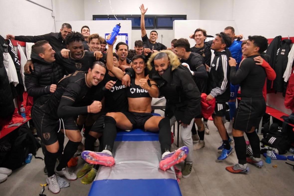 Els jugadors de Casa de Portugal celebrant la victòria. La portaveu del Sindicat, Rebeca Bonache.
