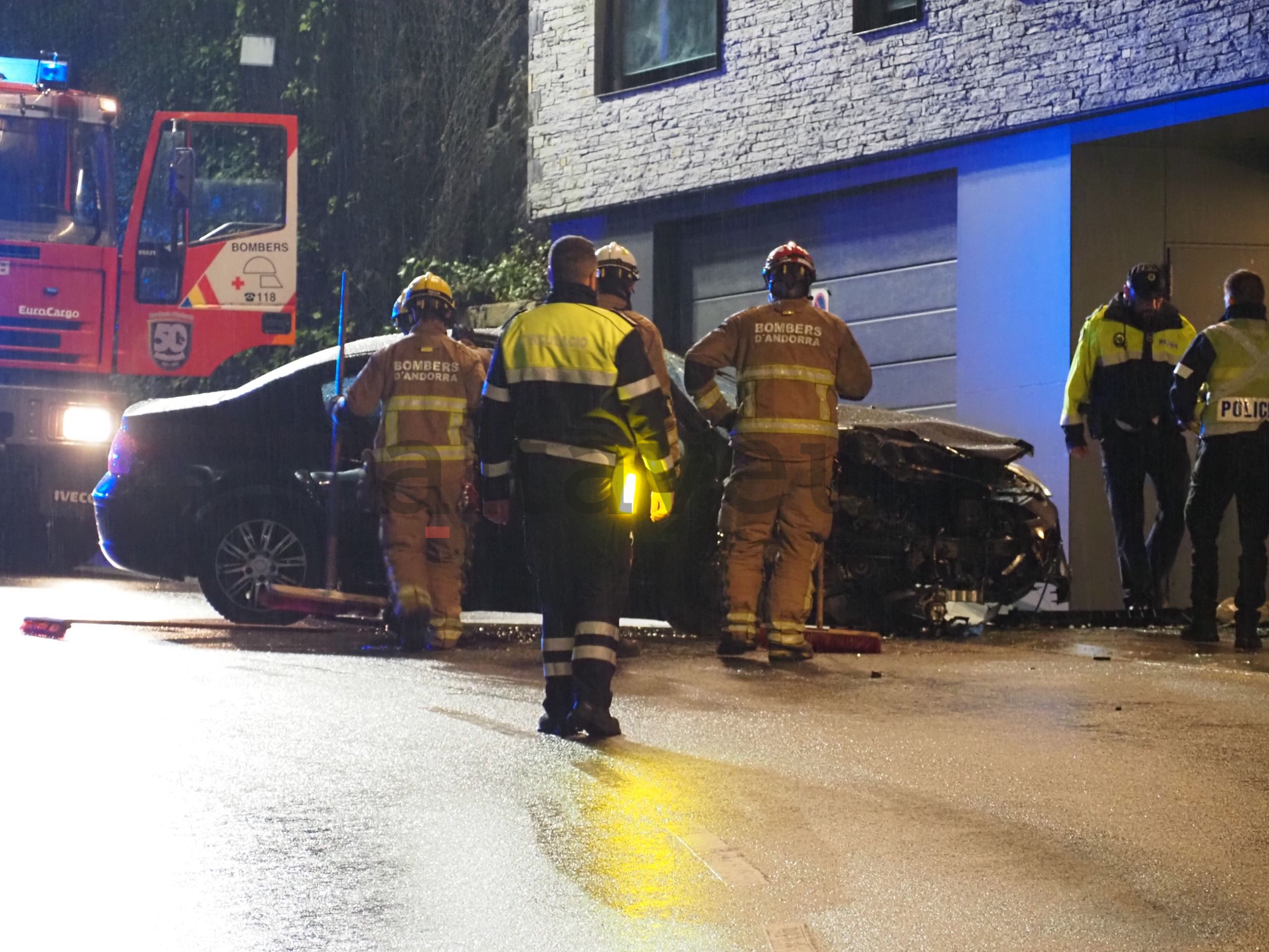 El vehicle ha topat contra un edifici de l’avinguda del Pont de la Tosca